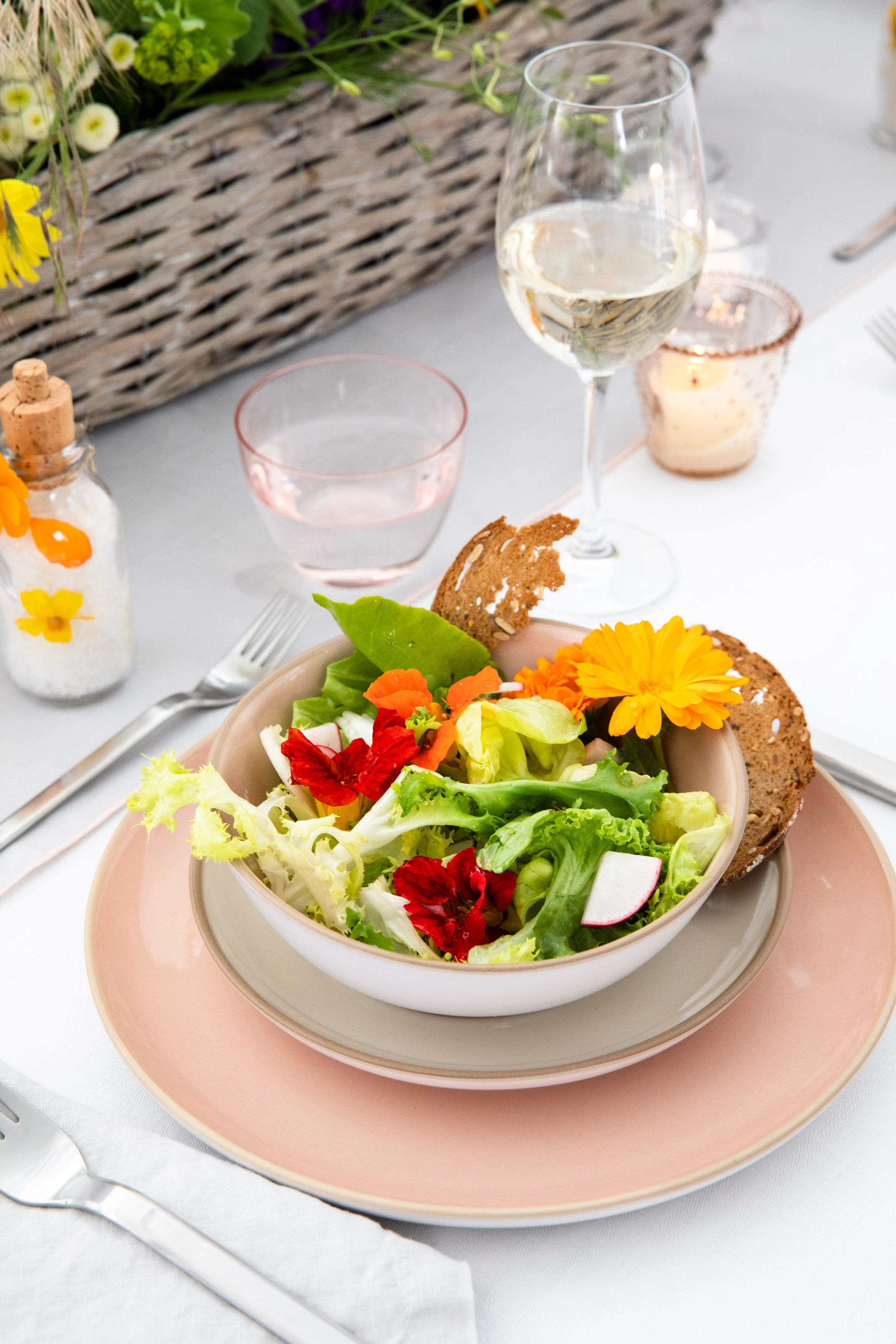 Sommersalat mit Blüten