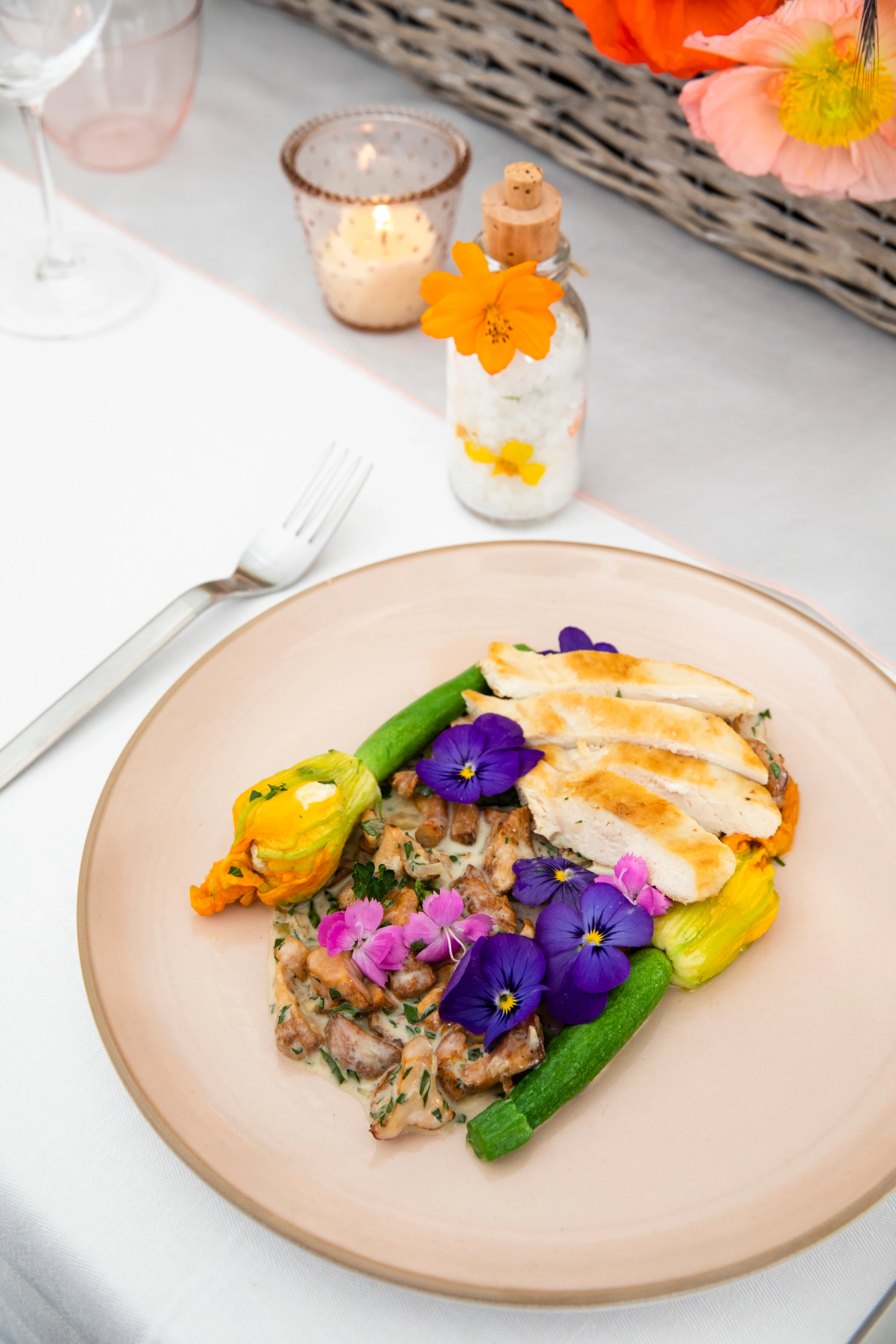 Hühnerschnitzel mit Schwammerlsauce und Zucchiniblüten