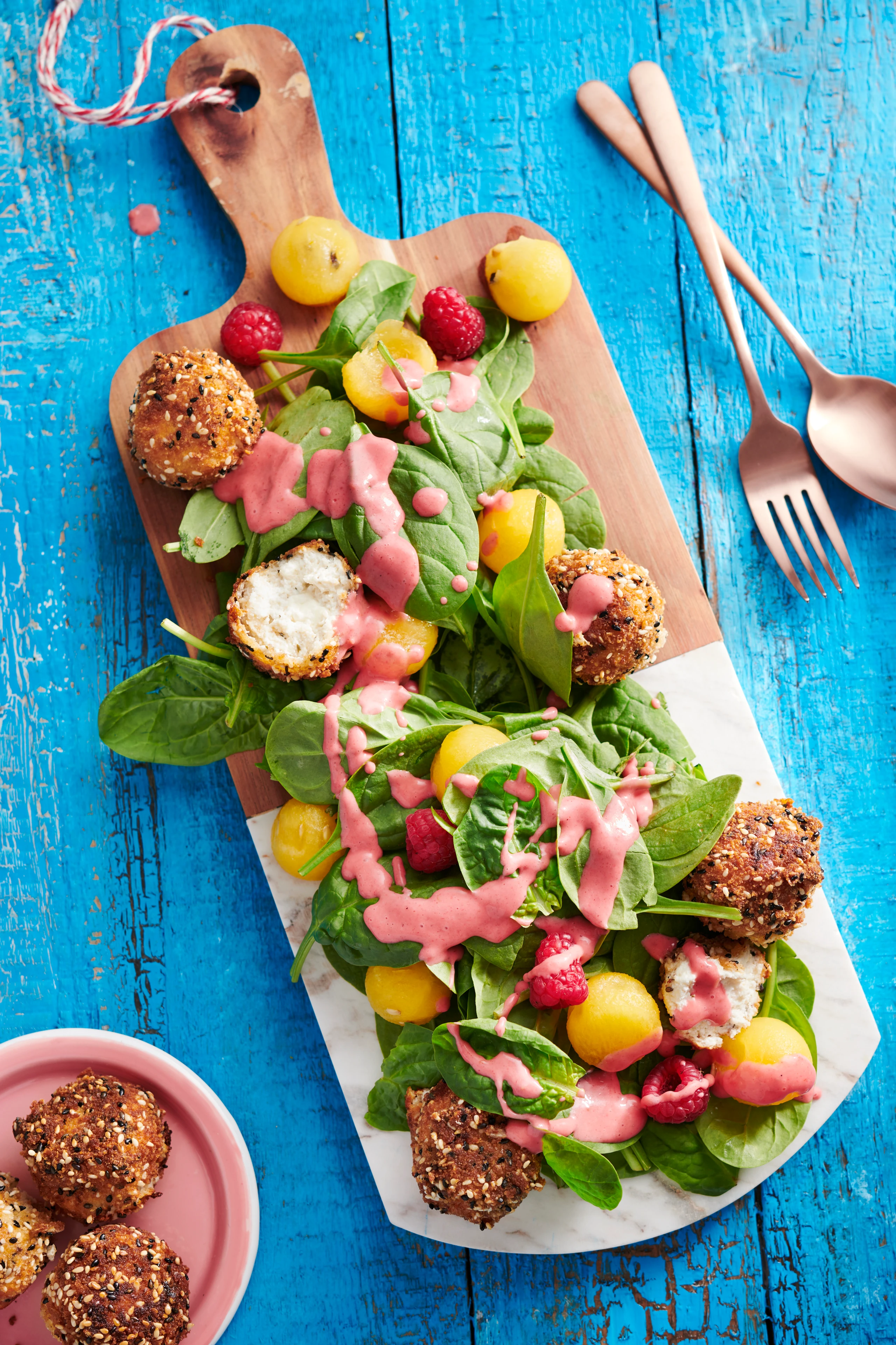 Salat mit Käsebällchen und Himbeerdressing