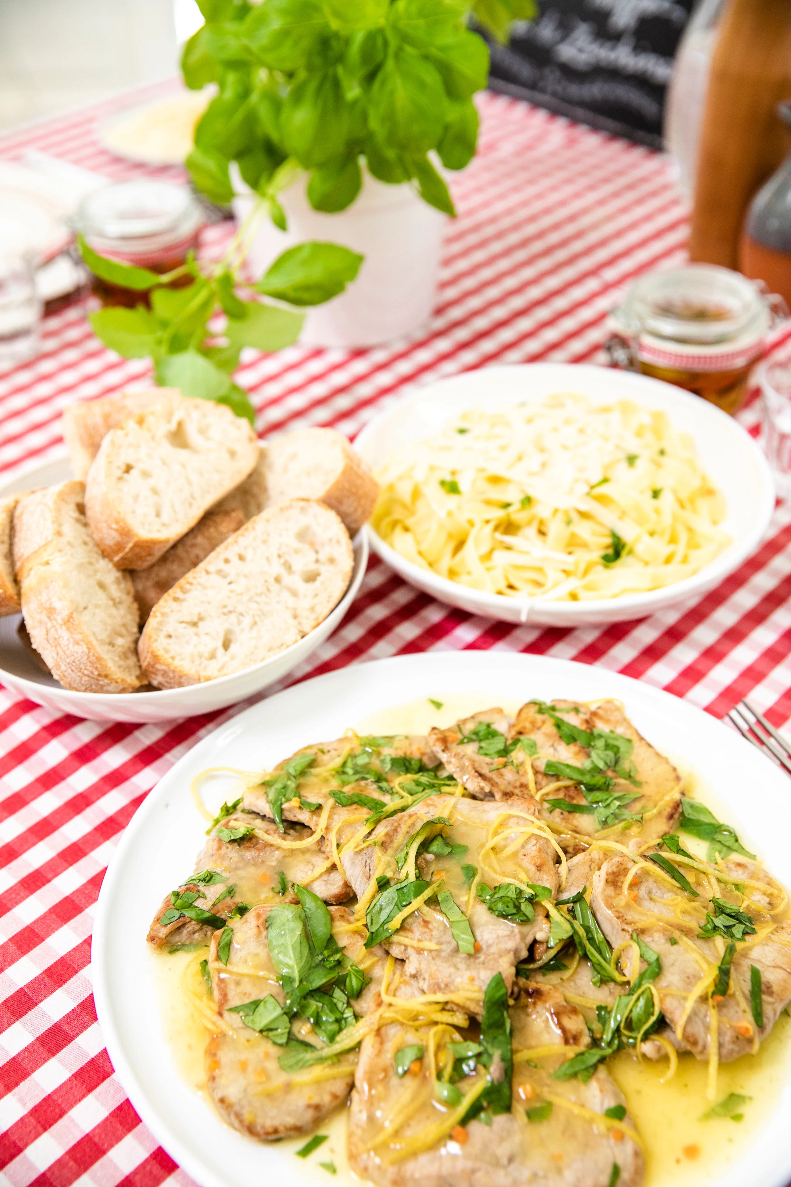 Schnitzel mit Zitronensauce und Basilikum