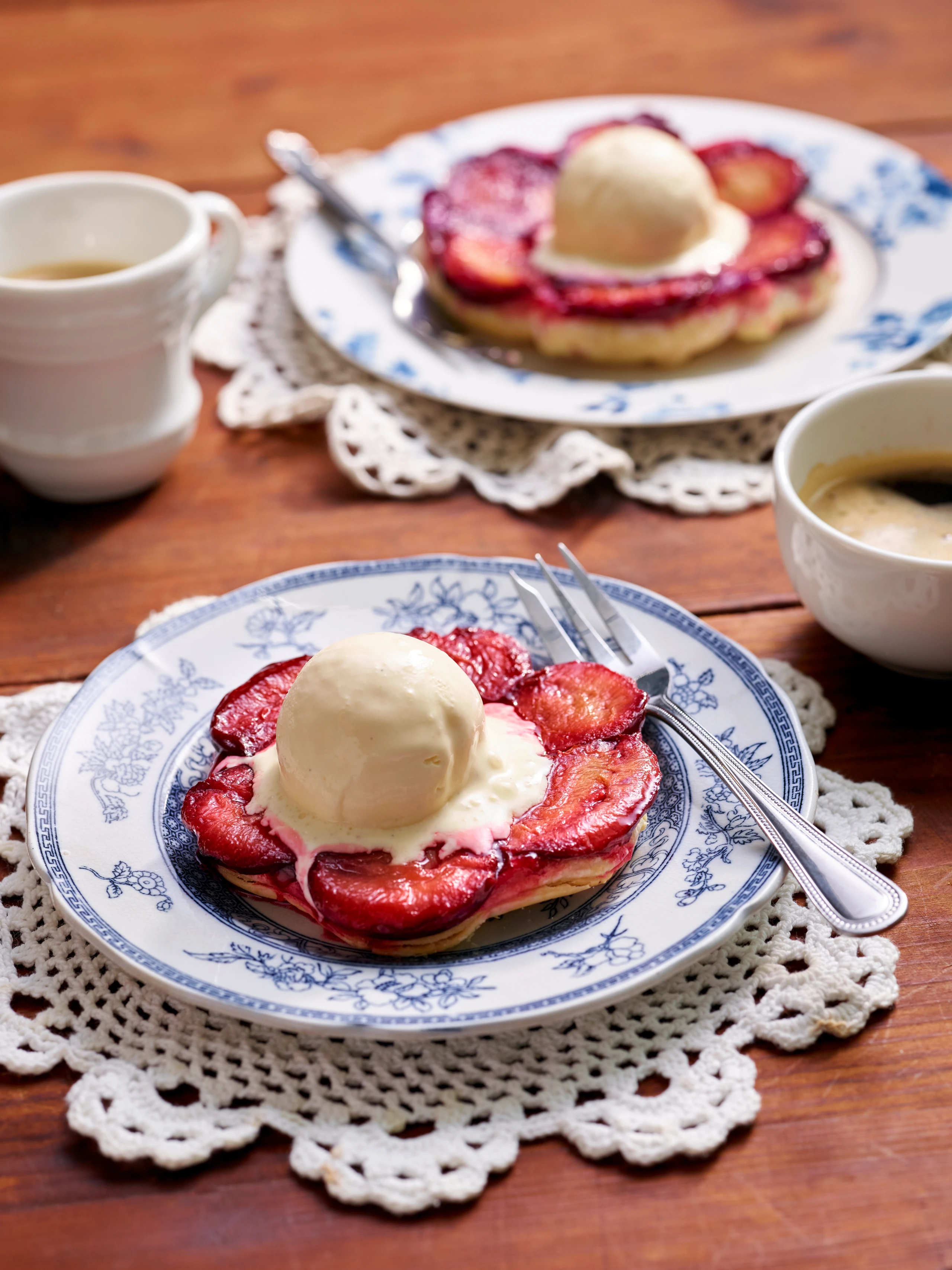 Tarte Tatin mit Zwetschken und Mascarpone-Eis