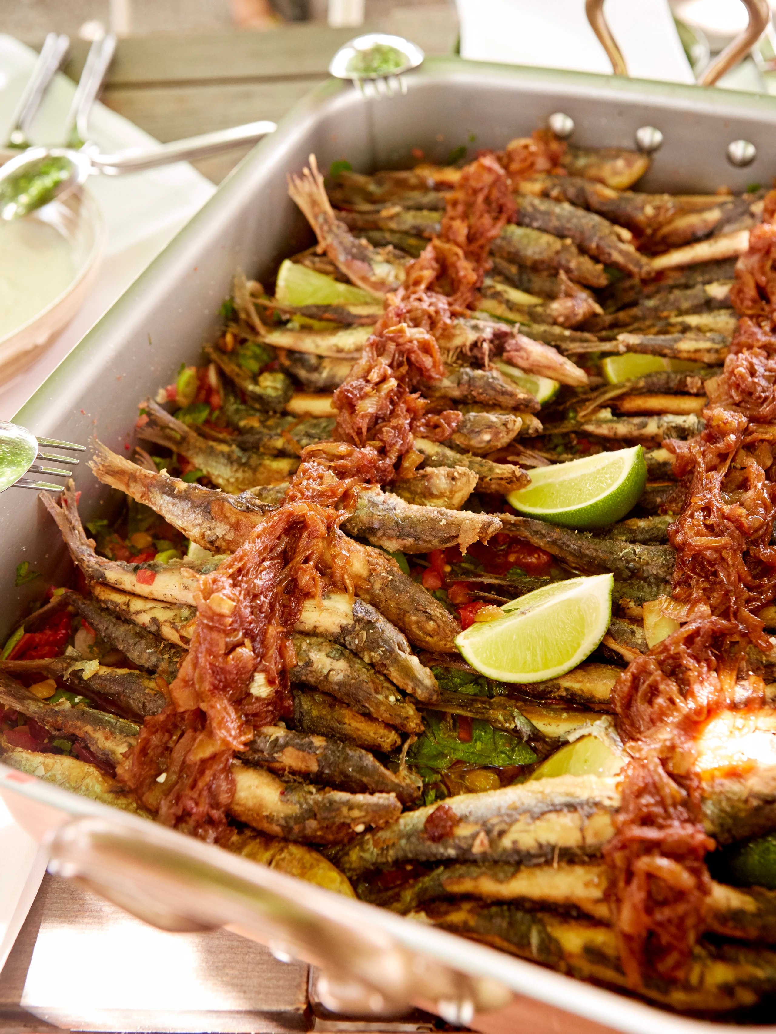 Sardinen mit Paradeissalat und Knoblauchjoghurt