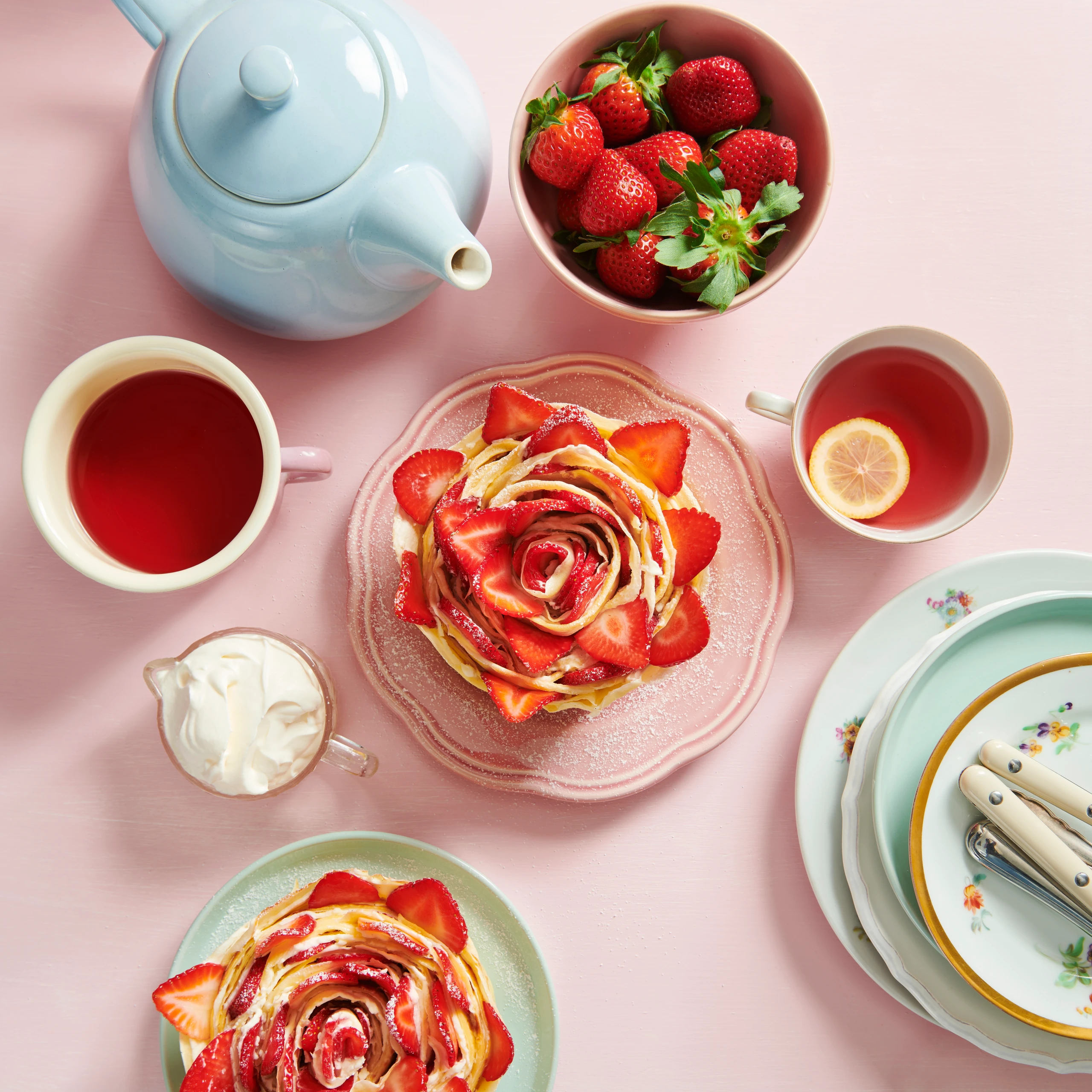 Crêpe-Törtchen mit Erdbeeren