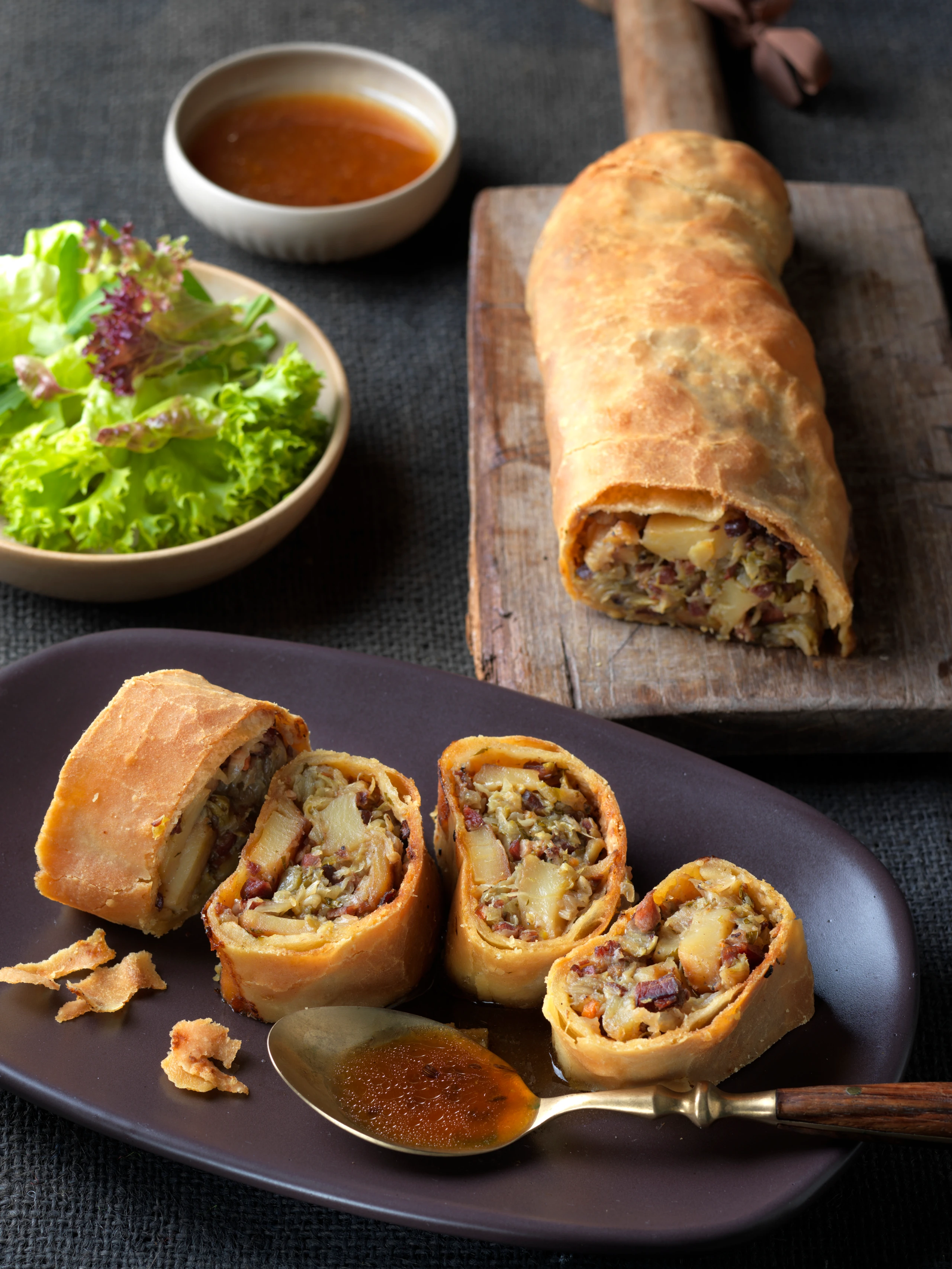 Kraut-Erdäpfelstrudel mit Biersauce