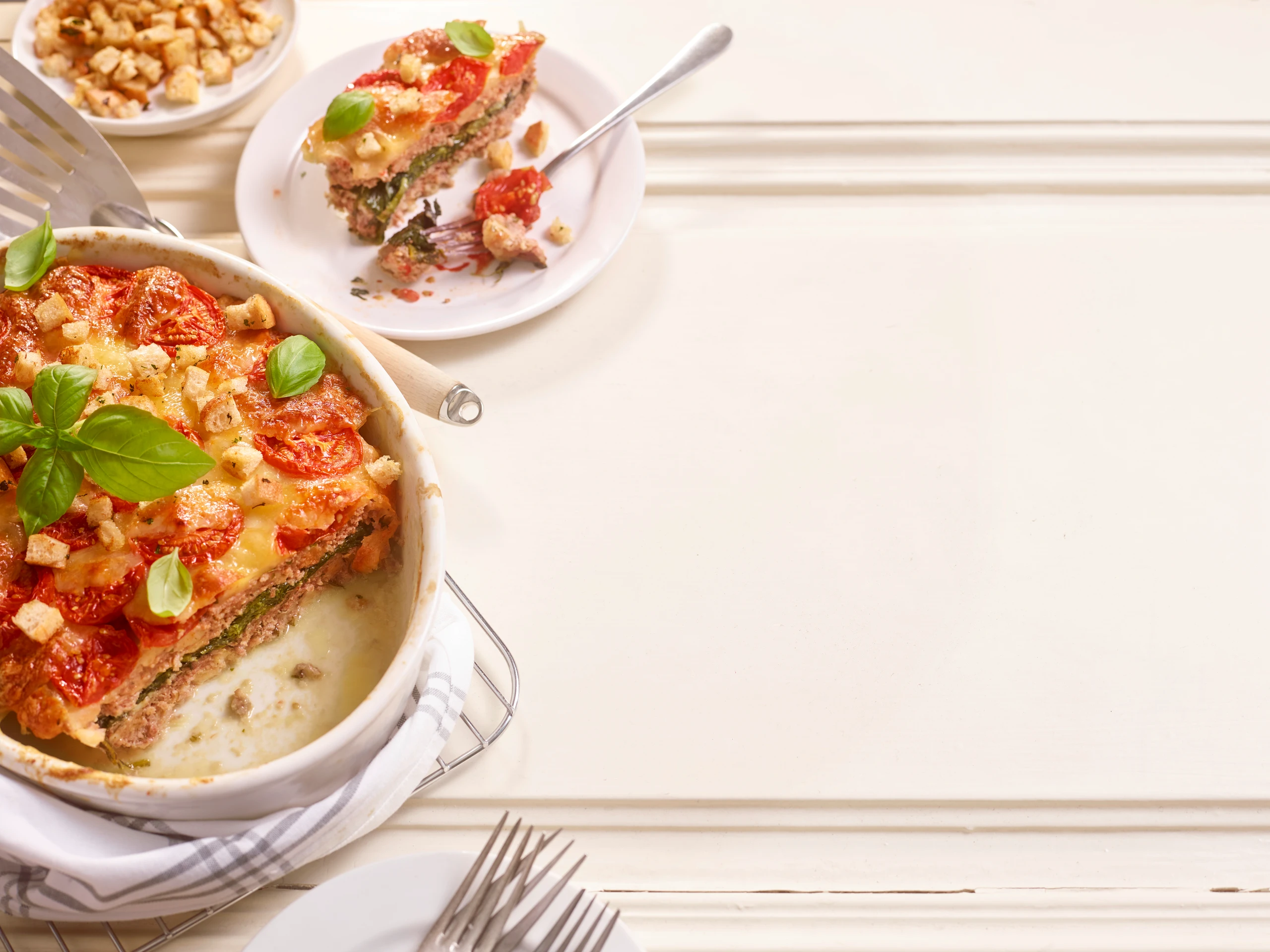 Fleisch-Spinatauflauf mit Mozzarella und Paradeisern