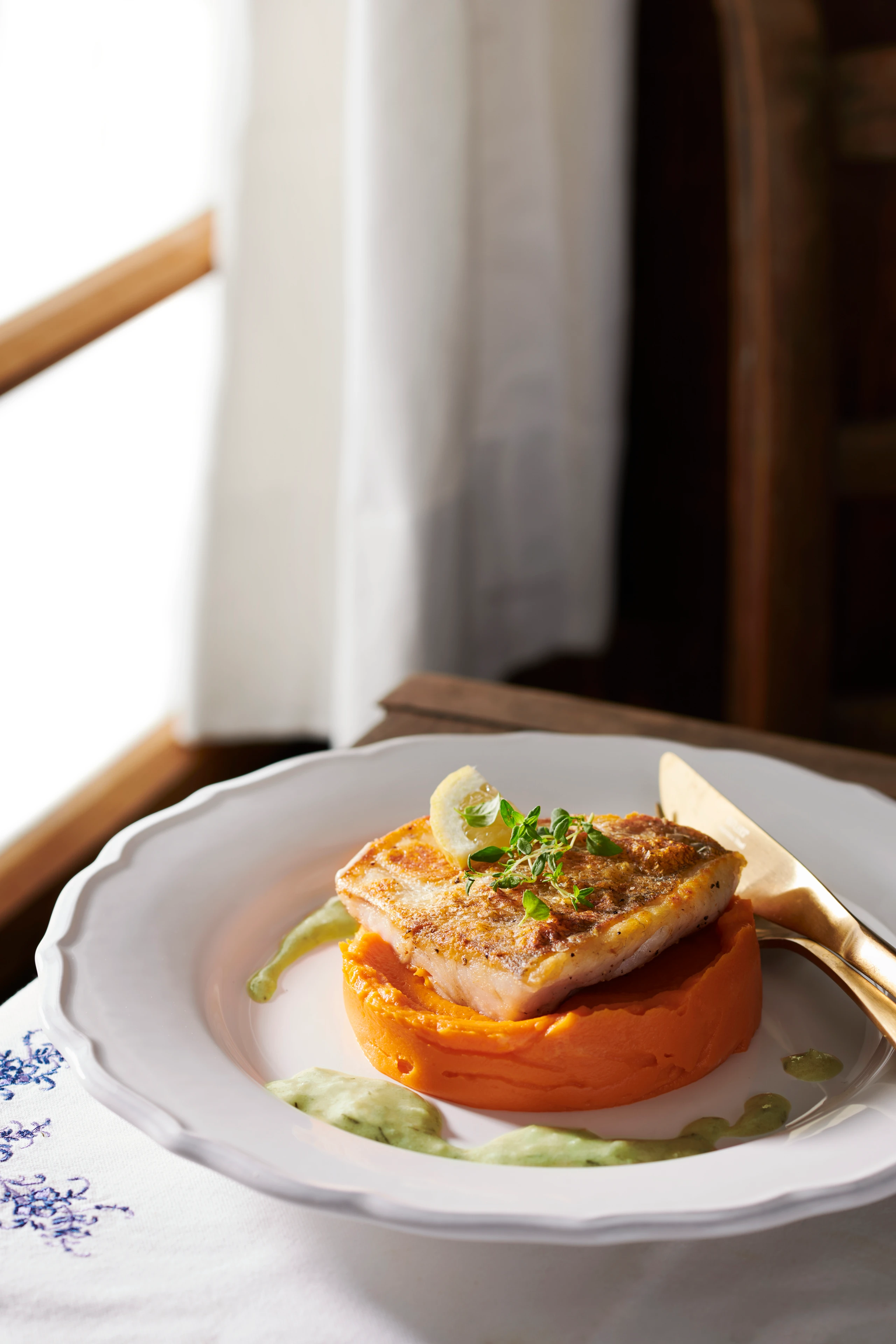 Zander mit Süßkartoffelpüree und Dill-Senfsauce