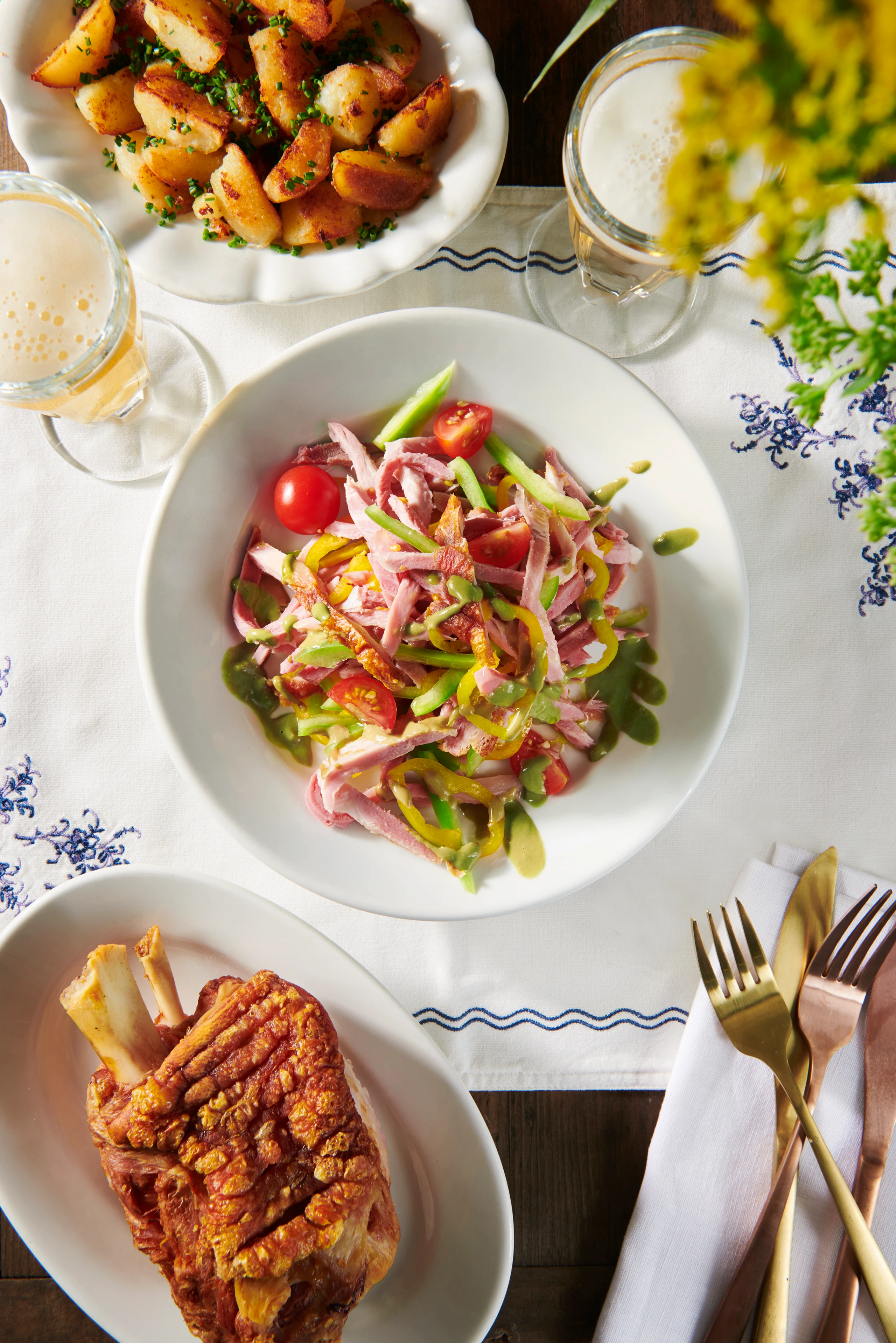 Stelzensalat mit Erdäpfeln und Kernöl-Mayonnaise