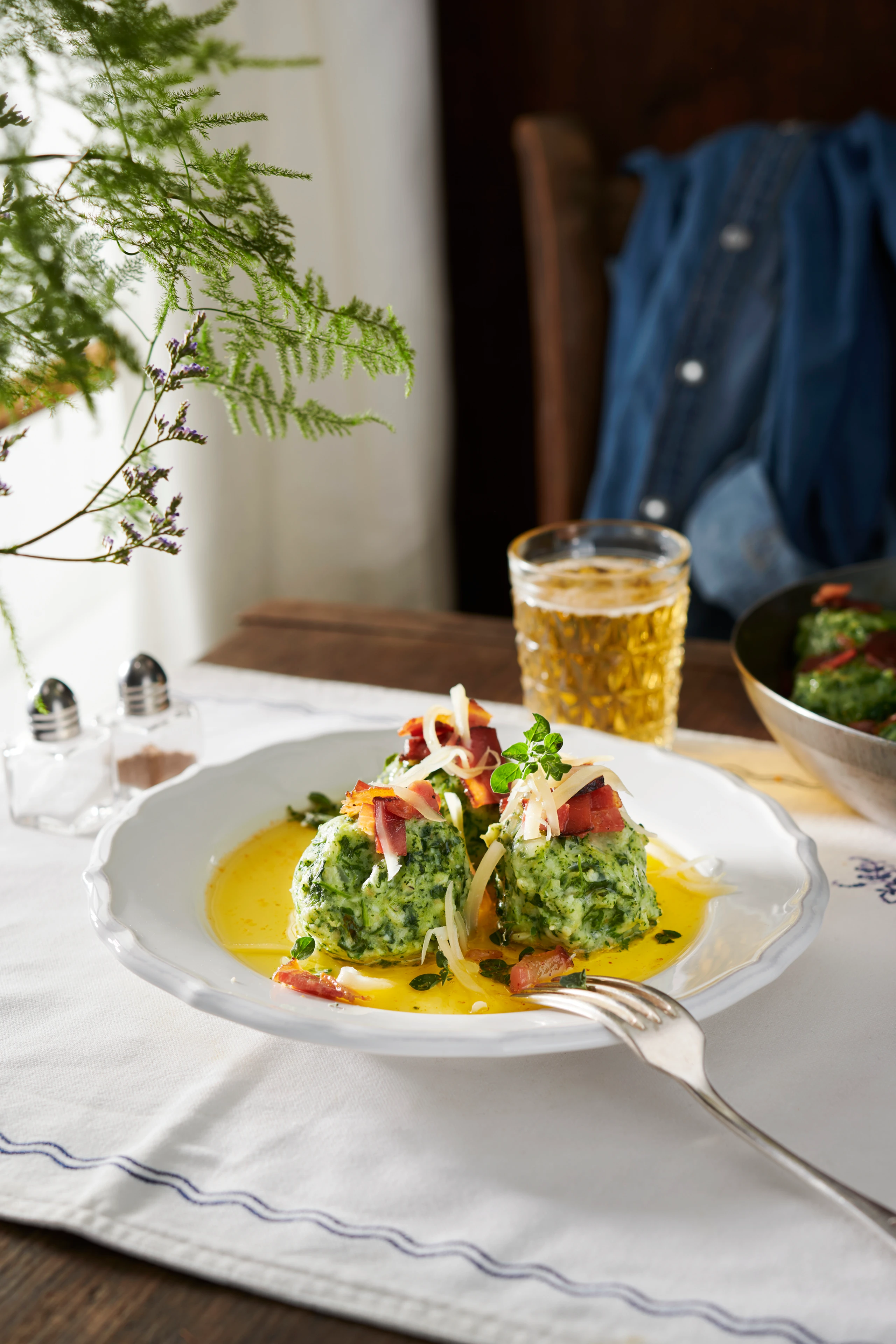 Erdäpfel-Spinatknödel mit Speck und Bergkäse