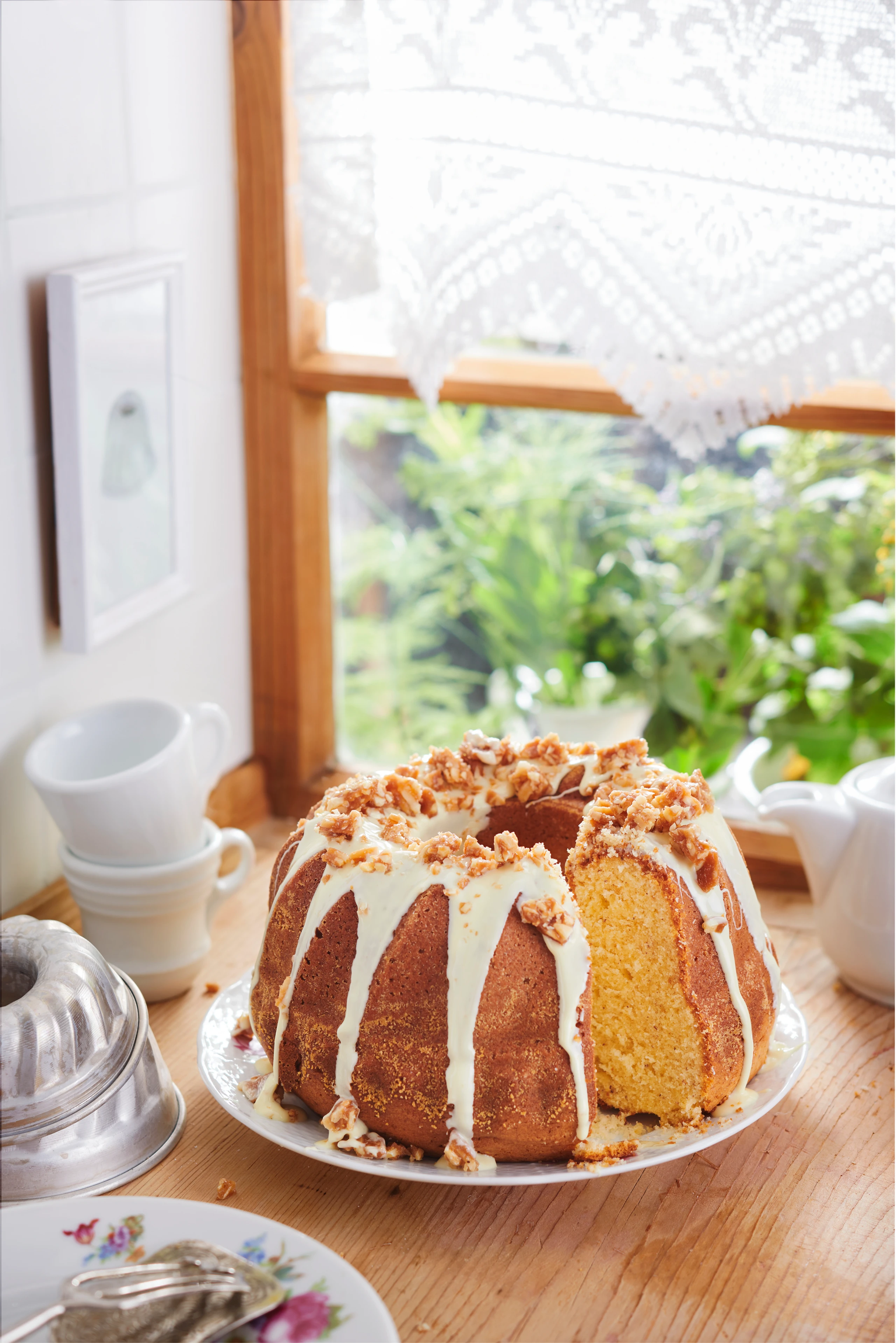 Weißer Schokogugelhupf mit Mandelkrokant