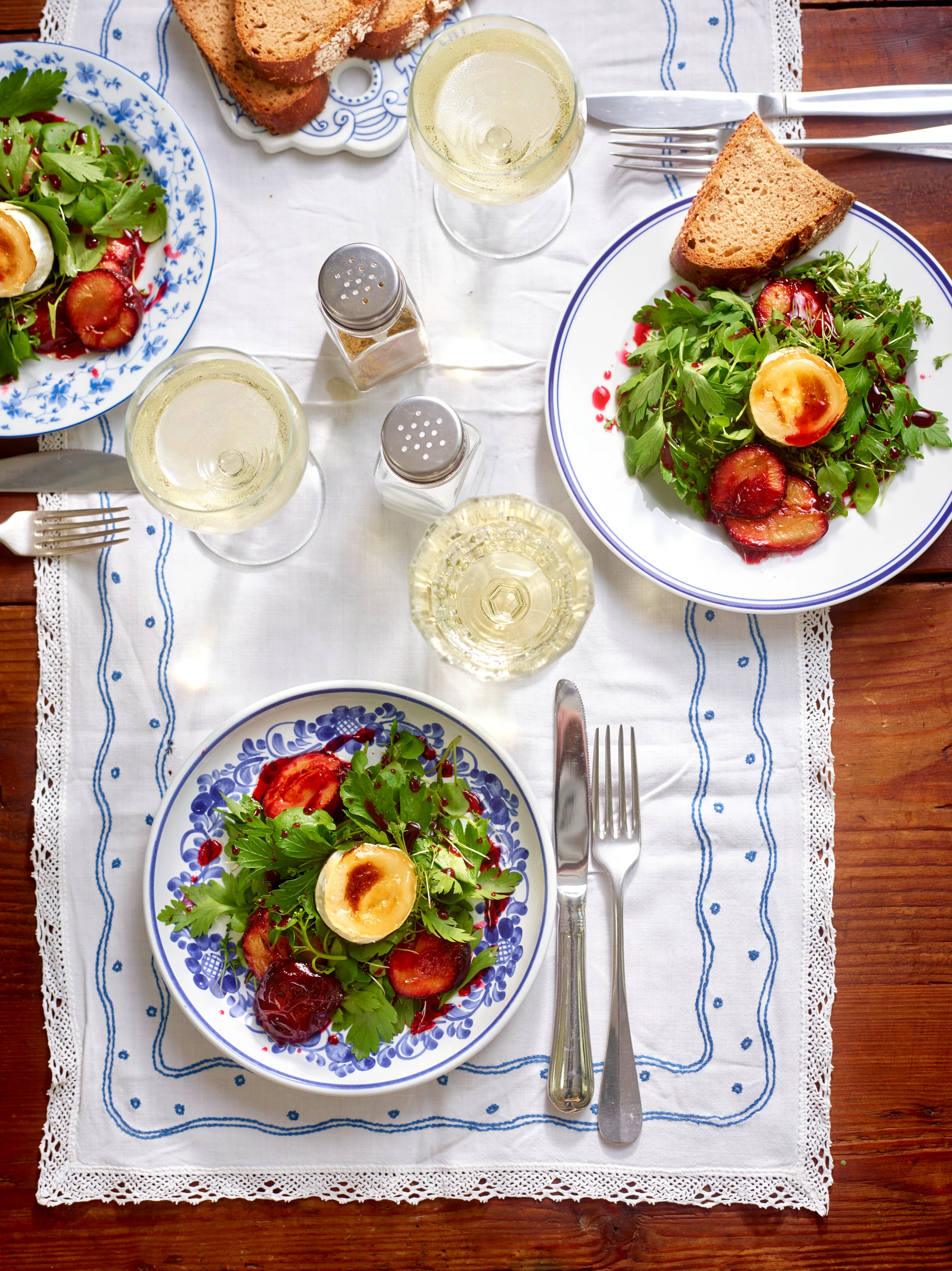 Kräutersalat mit Honigzwetschken und Ziegenkäse
