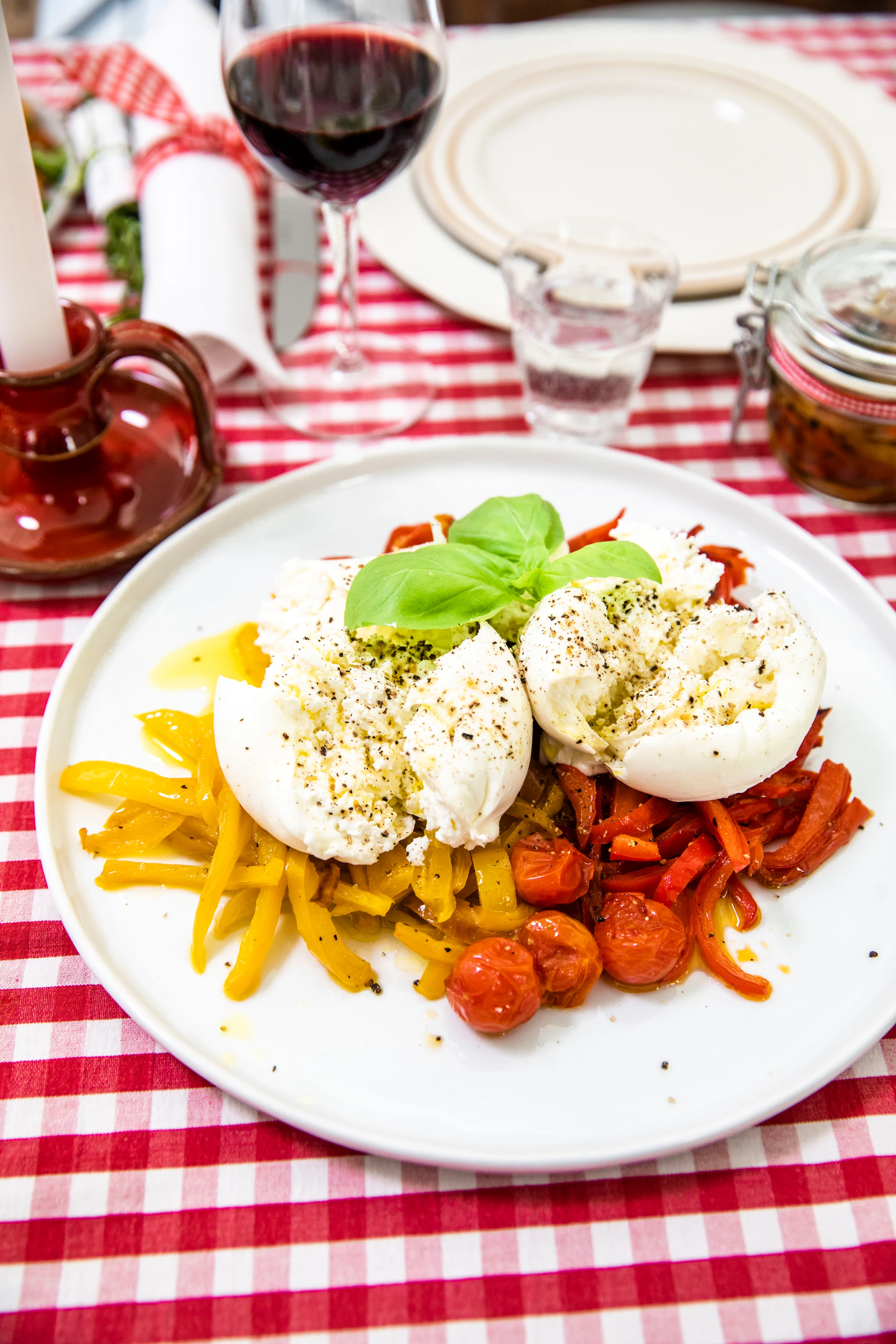 Burrata mit Peperonata und Cocktail-Paradeisern