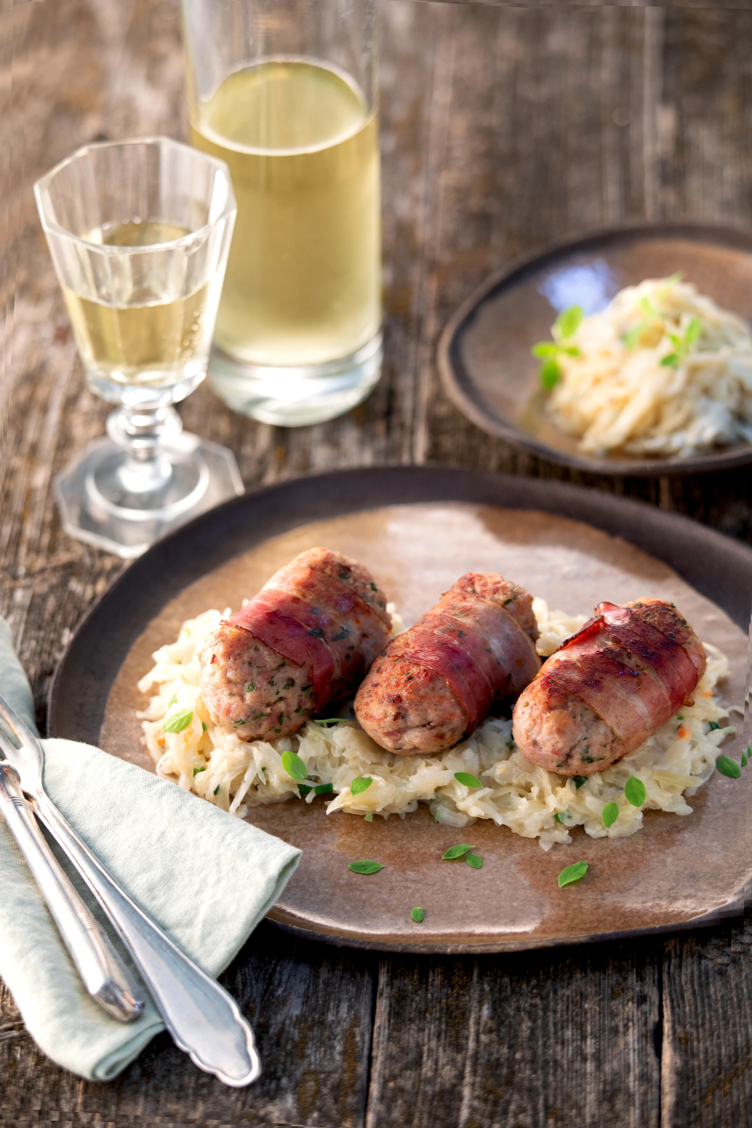 Faschierte Röllchen im Speckmantel mit Rahmkraut