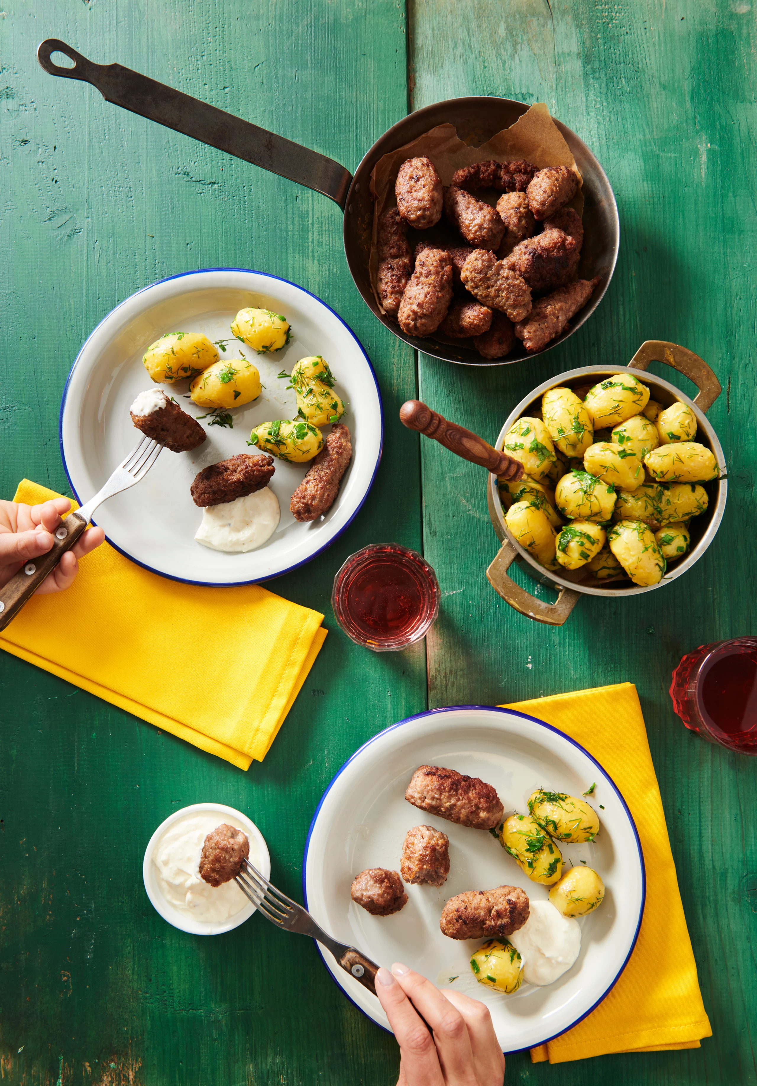 Cevapcici mit Kräuter-Erdäpfeln