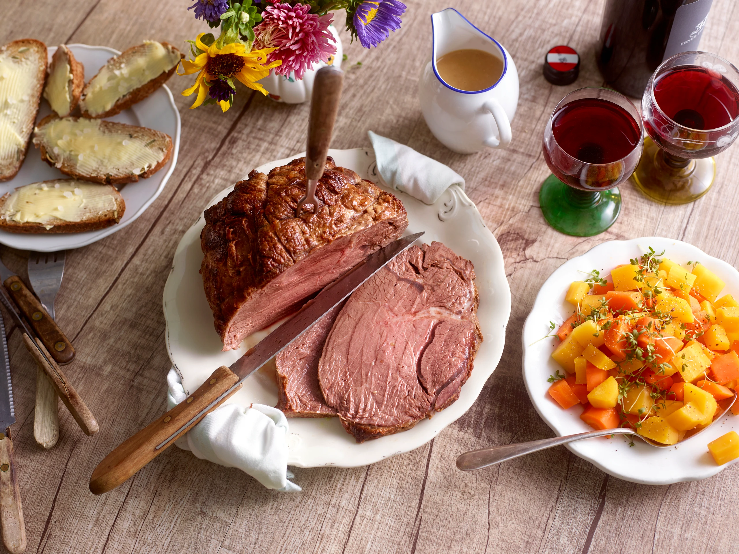 Rindsbraten mit Rahmsauce und Wurzelgemüse