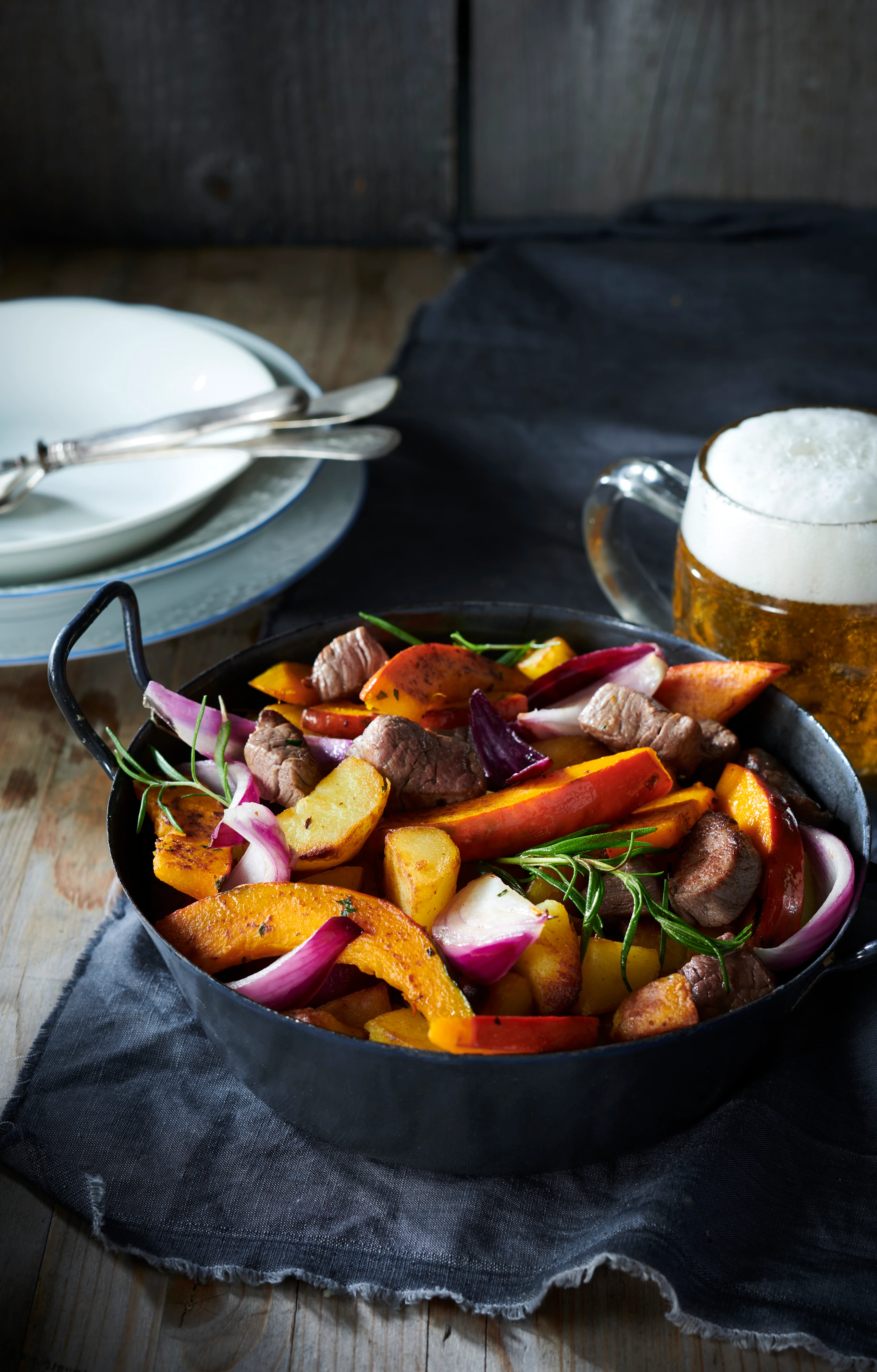 Kürbis-Erdäpfelgröstl mit Rindsfilet und Rosmarin