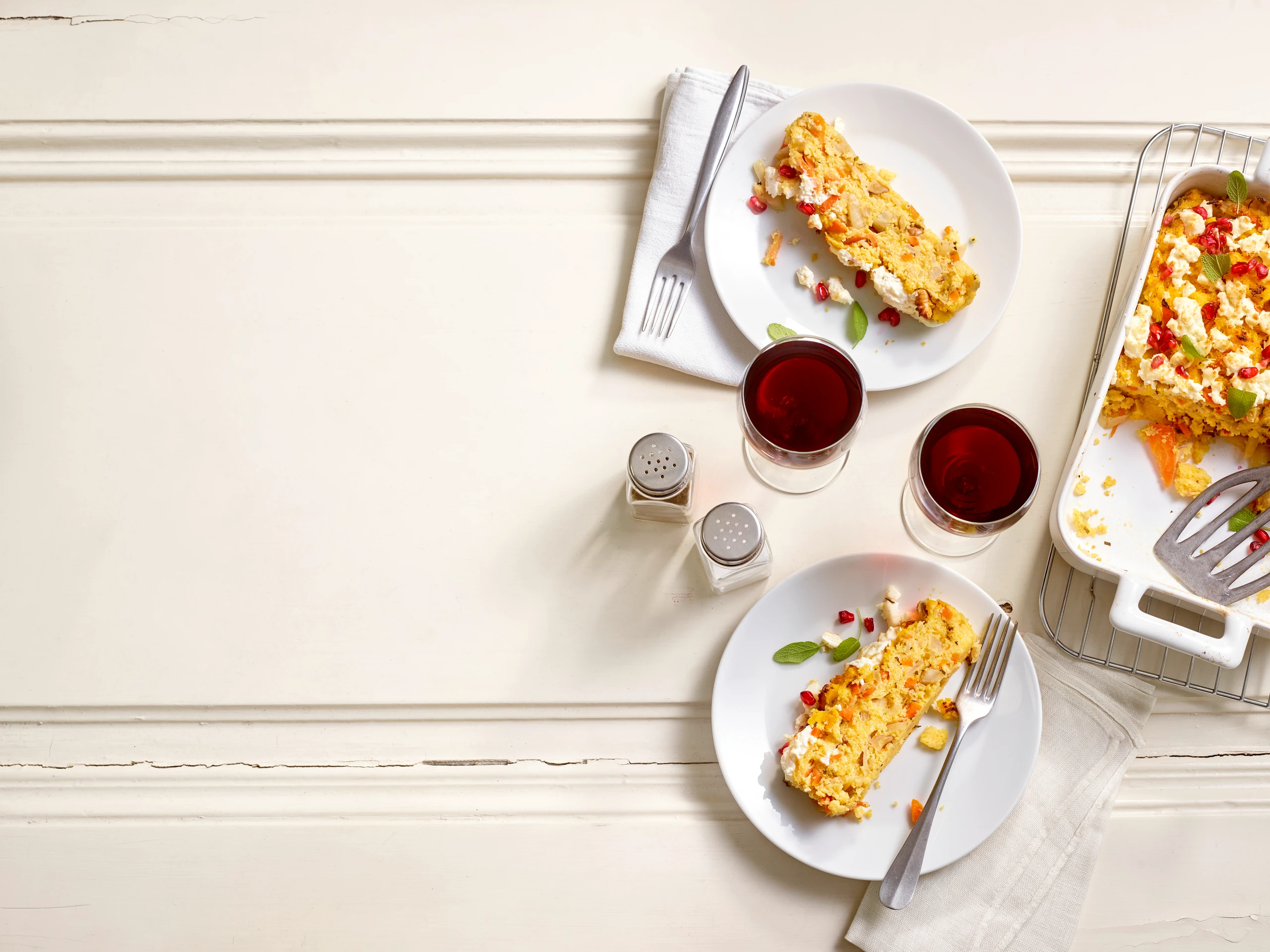 Polenta-Gemüseauflauf mit Feta und Granatapfel