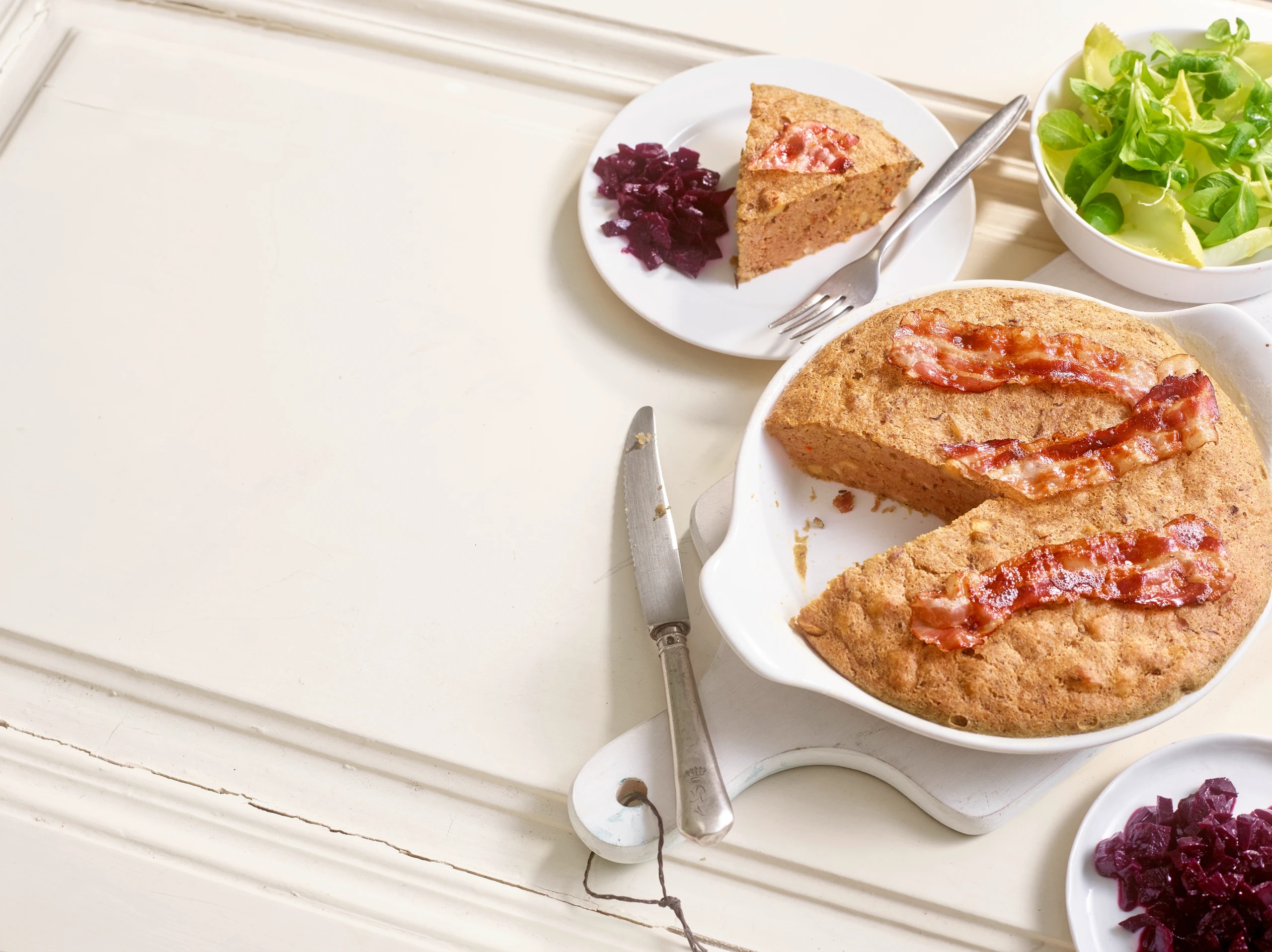 Hühnerleberauflauf mit Zwiebelmarmelade und Salat