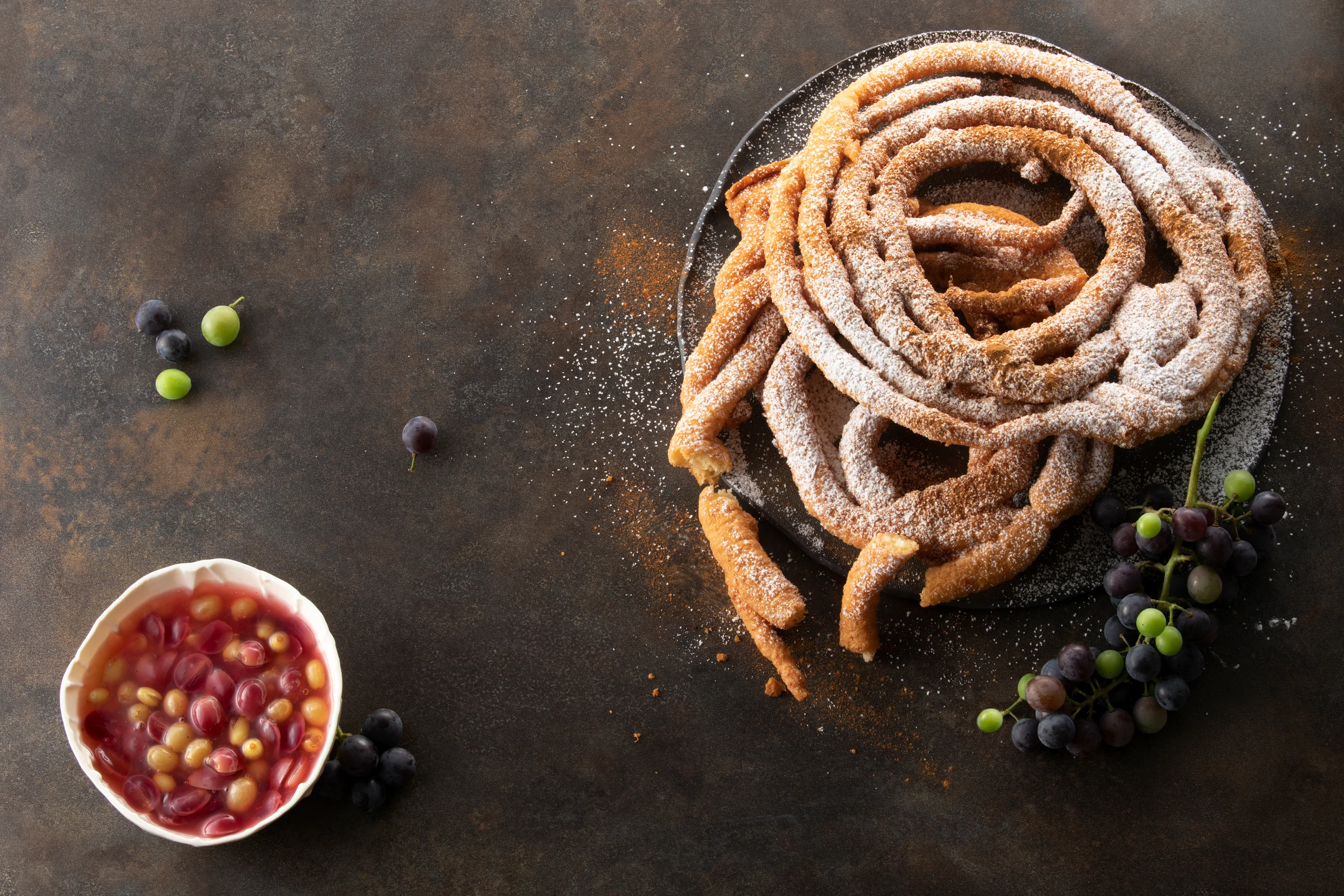 Strauben mit Trauben-Kompott