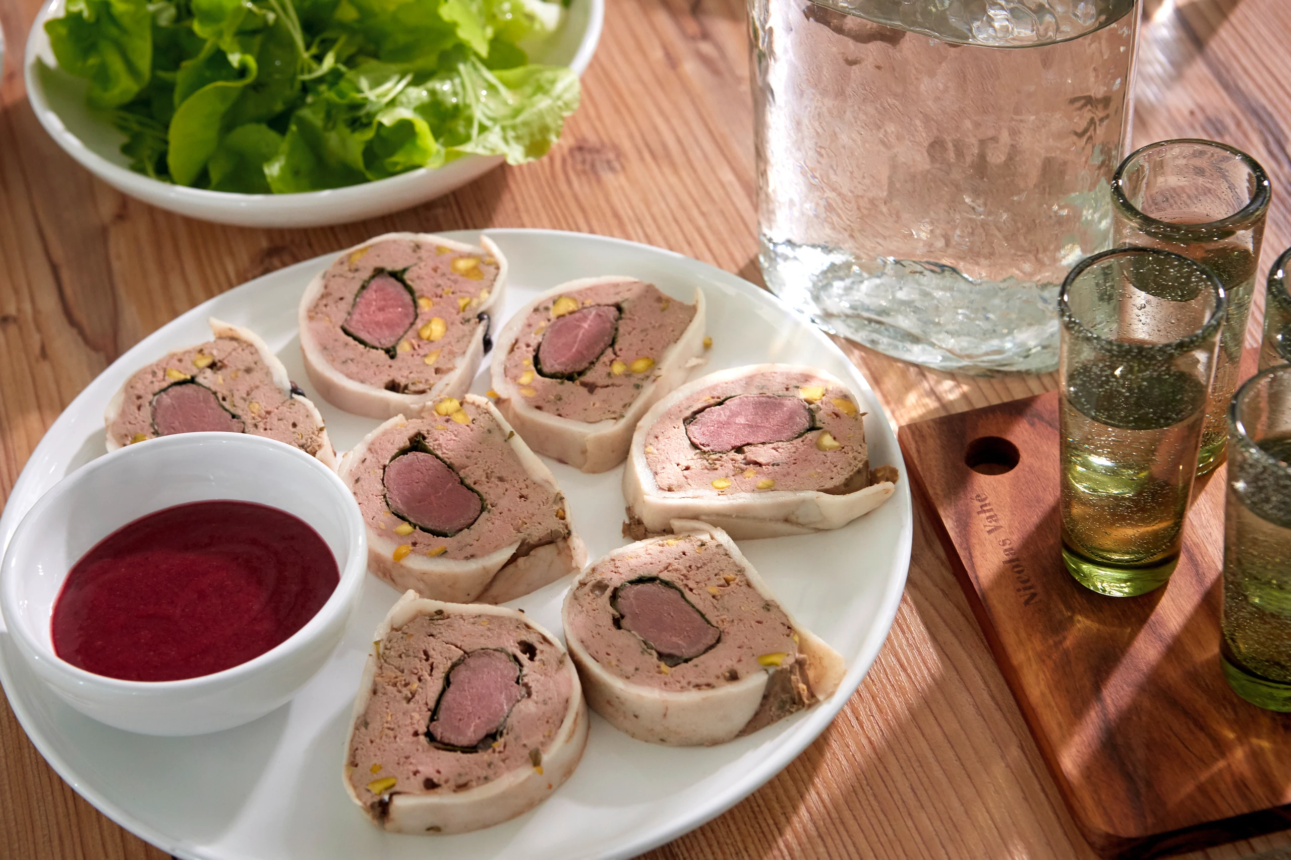 Rehterrine mit Preiselbeer-Kirschsauce