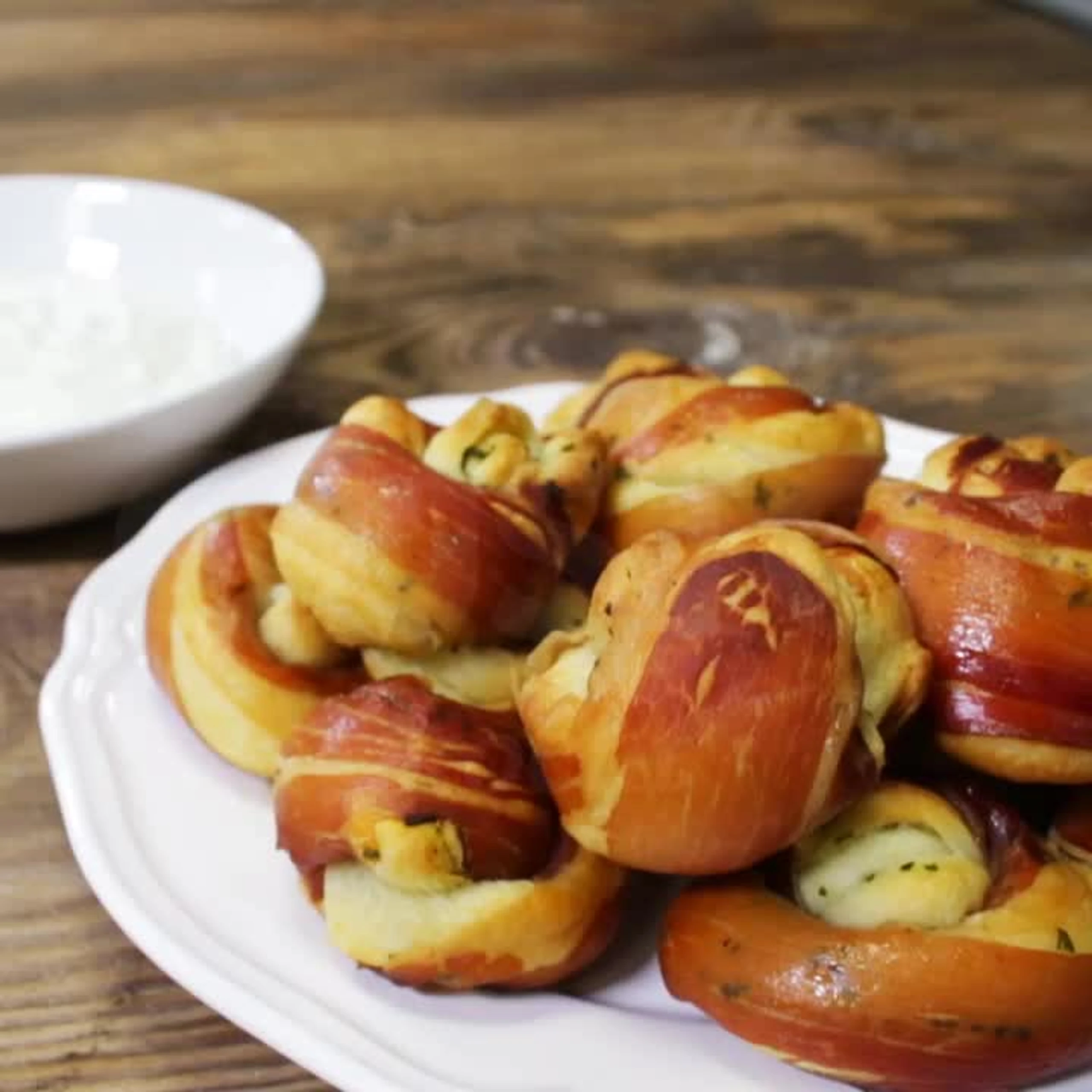 Speckknöpfe mit Kräuterdip