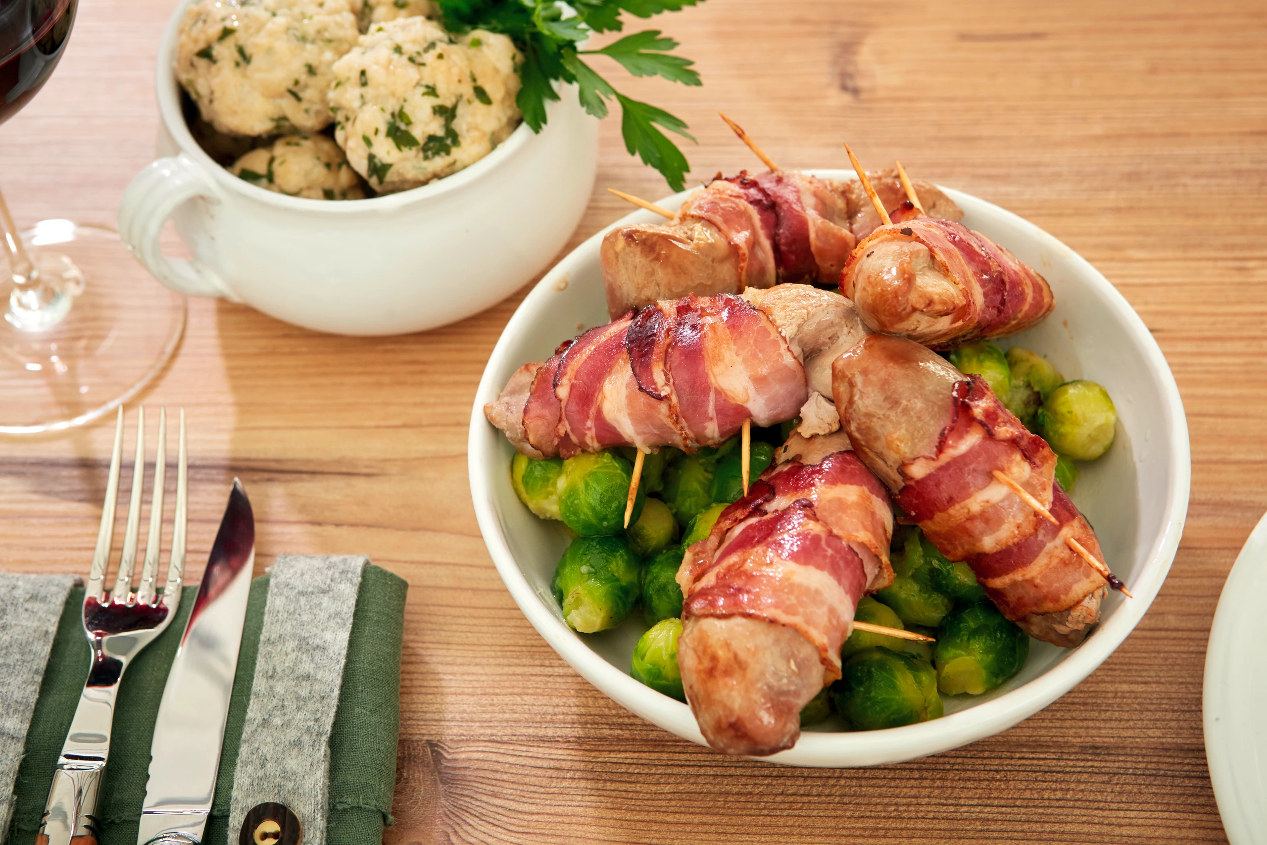 Fasan im Speckmantel mit Kohlsprossen und Knödeln