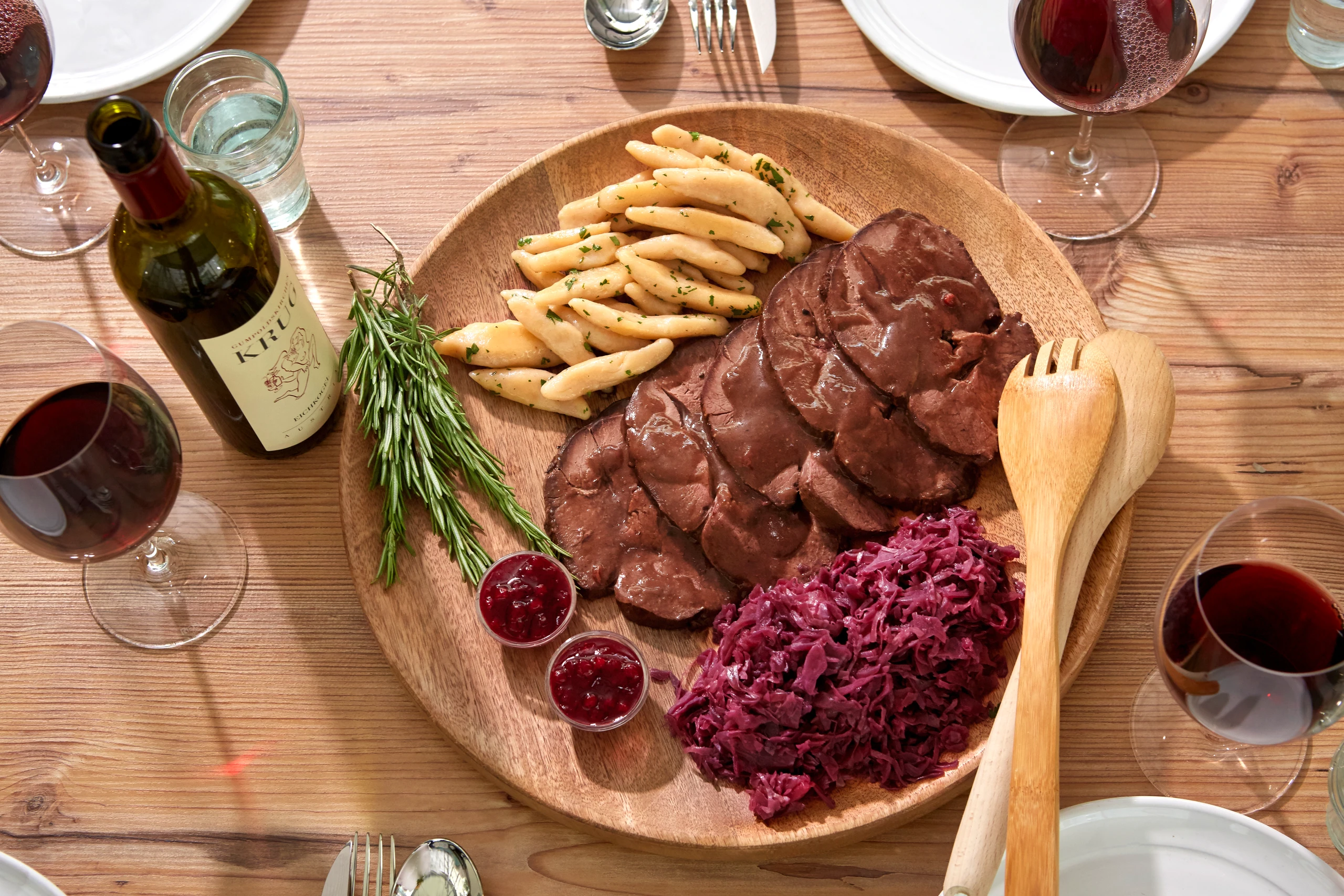 Gamsschlögel mit Schupfnudeln und Rotkraut