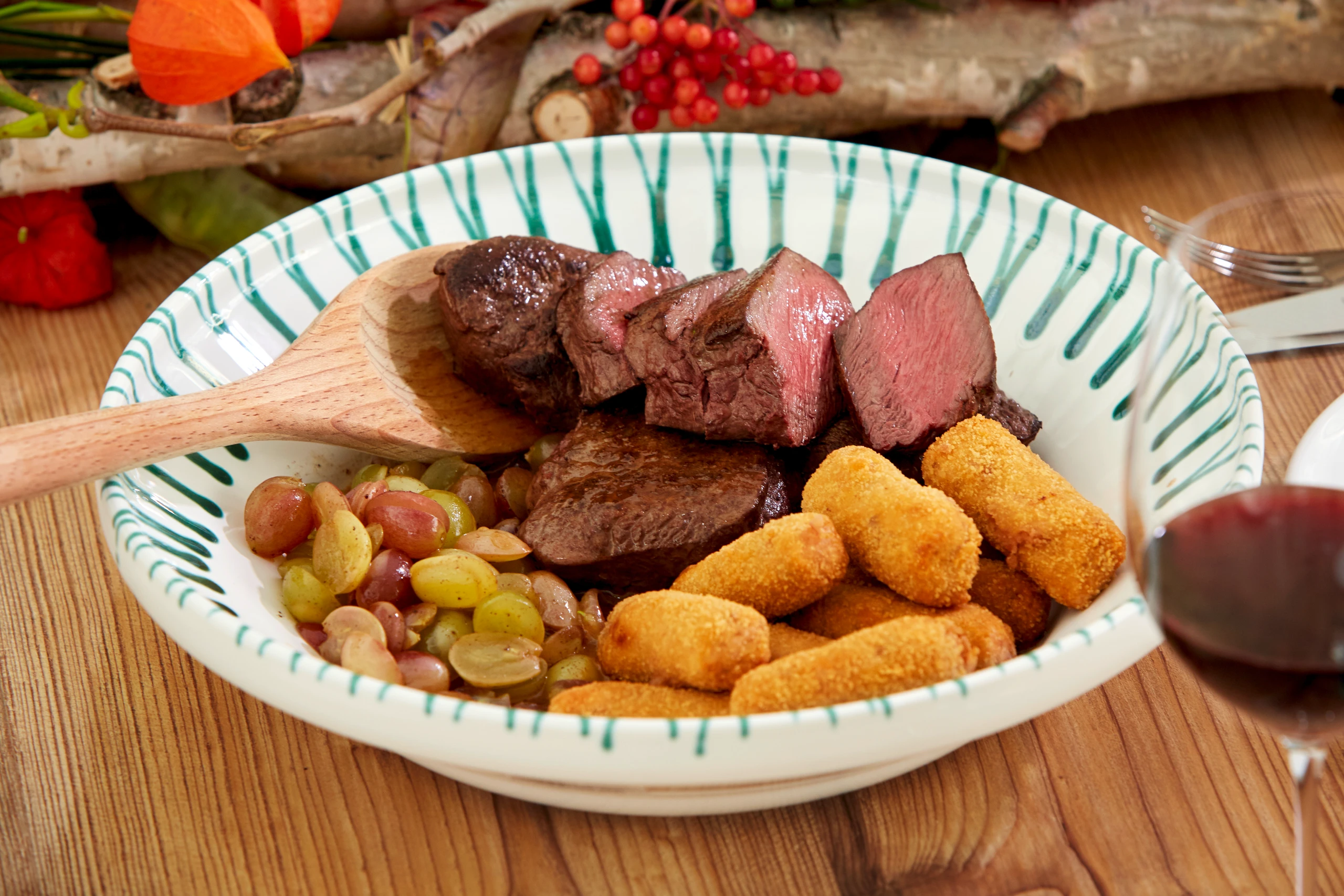 Hirschsteak mit Trauben und Nusskroketten