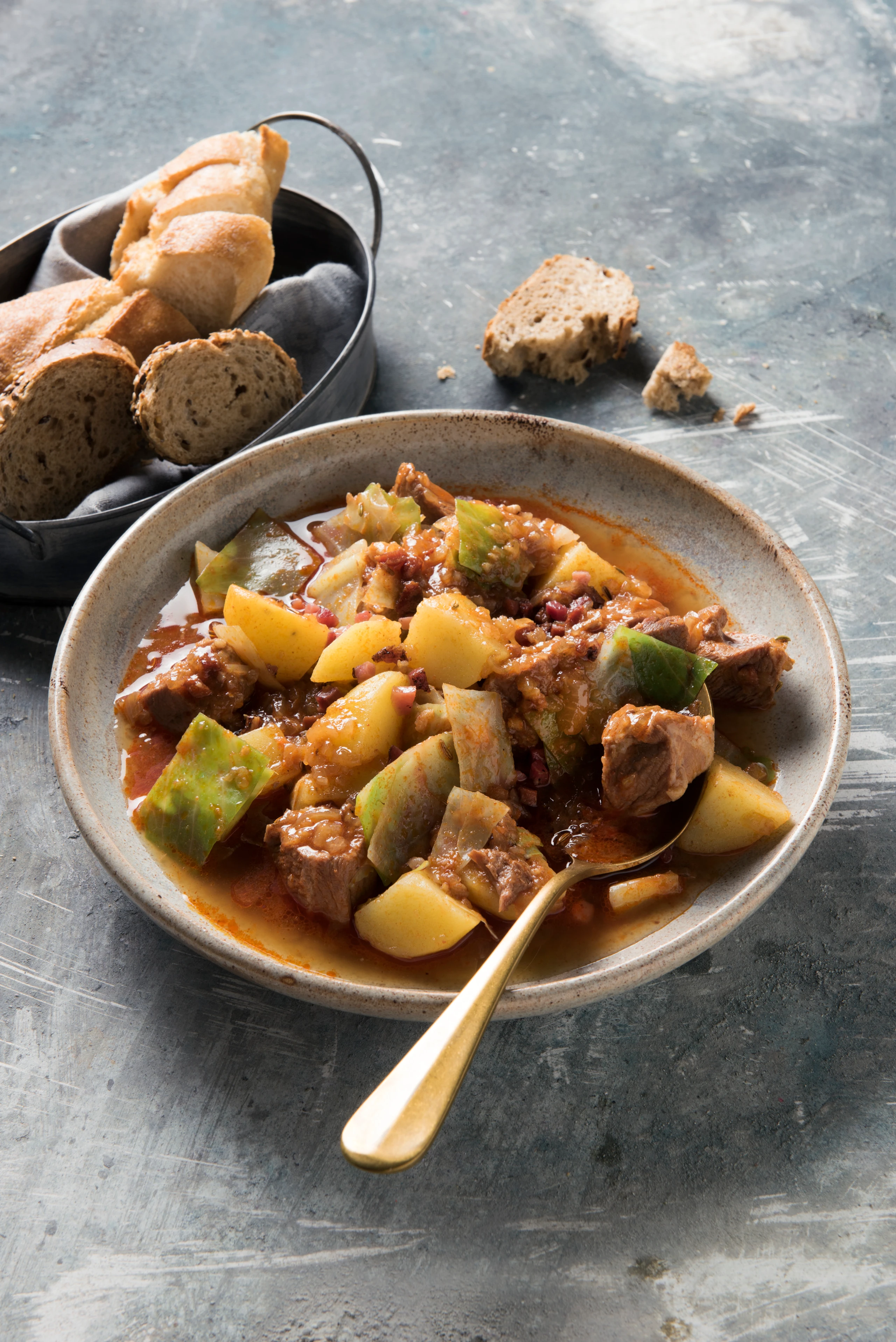 Eintopf mit Kraut, Schweinefleisch und Erdäpfeln