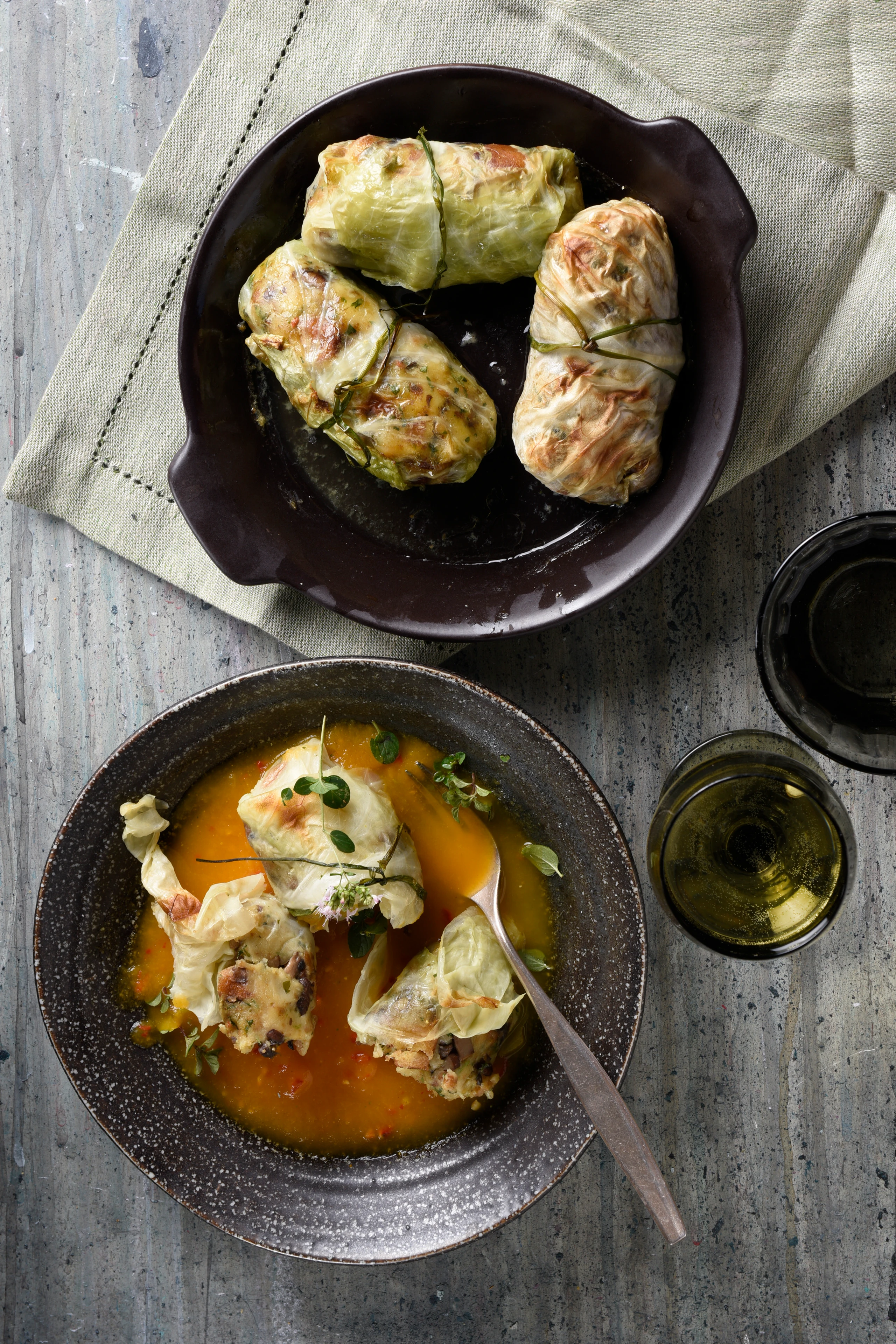 Krautrouladen mit Schwammerlfülle und Kürbis-Chilisauce