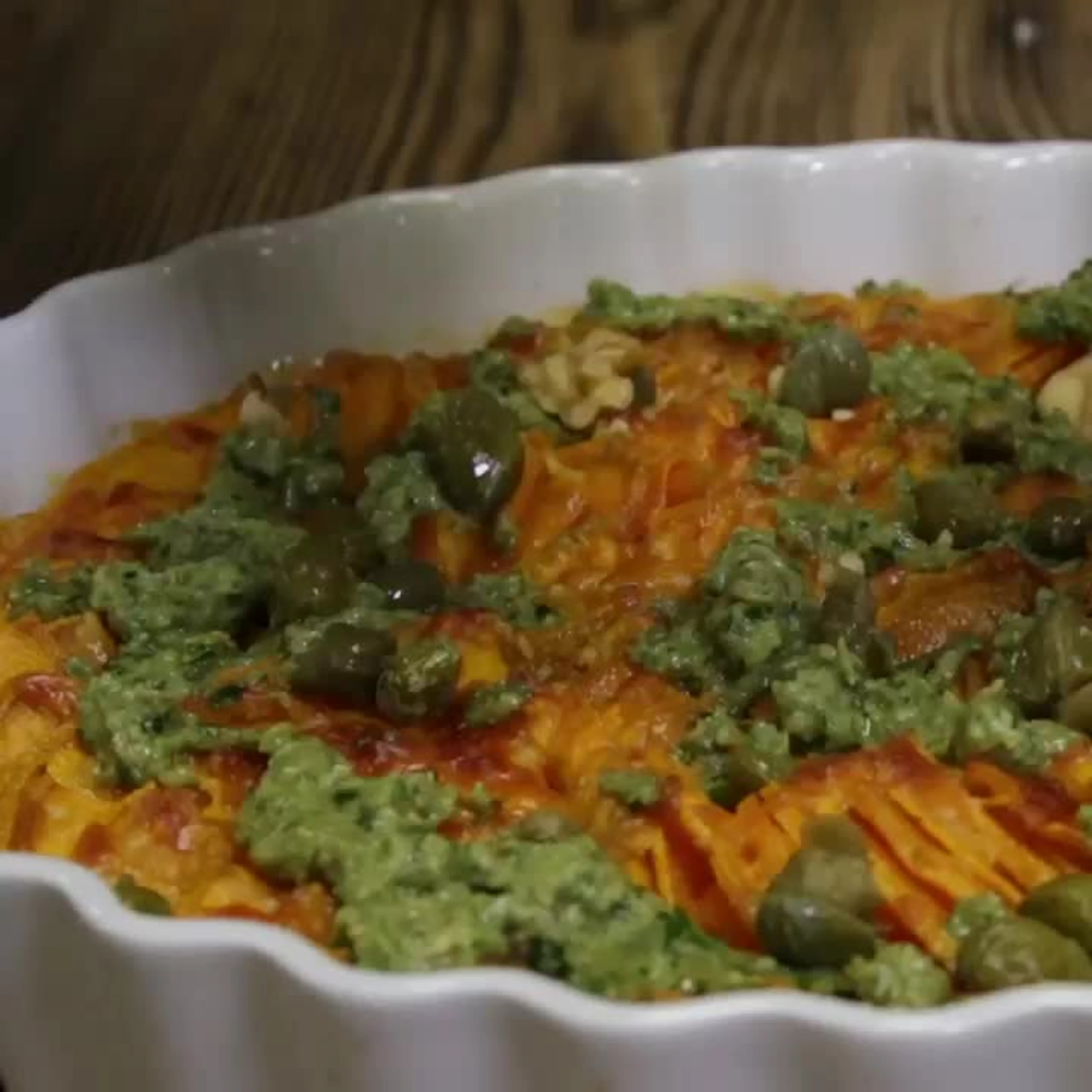 Süßkartoffelgratin mit Walnuss-Kaperncreme