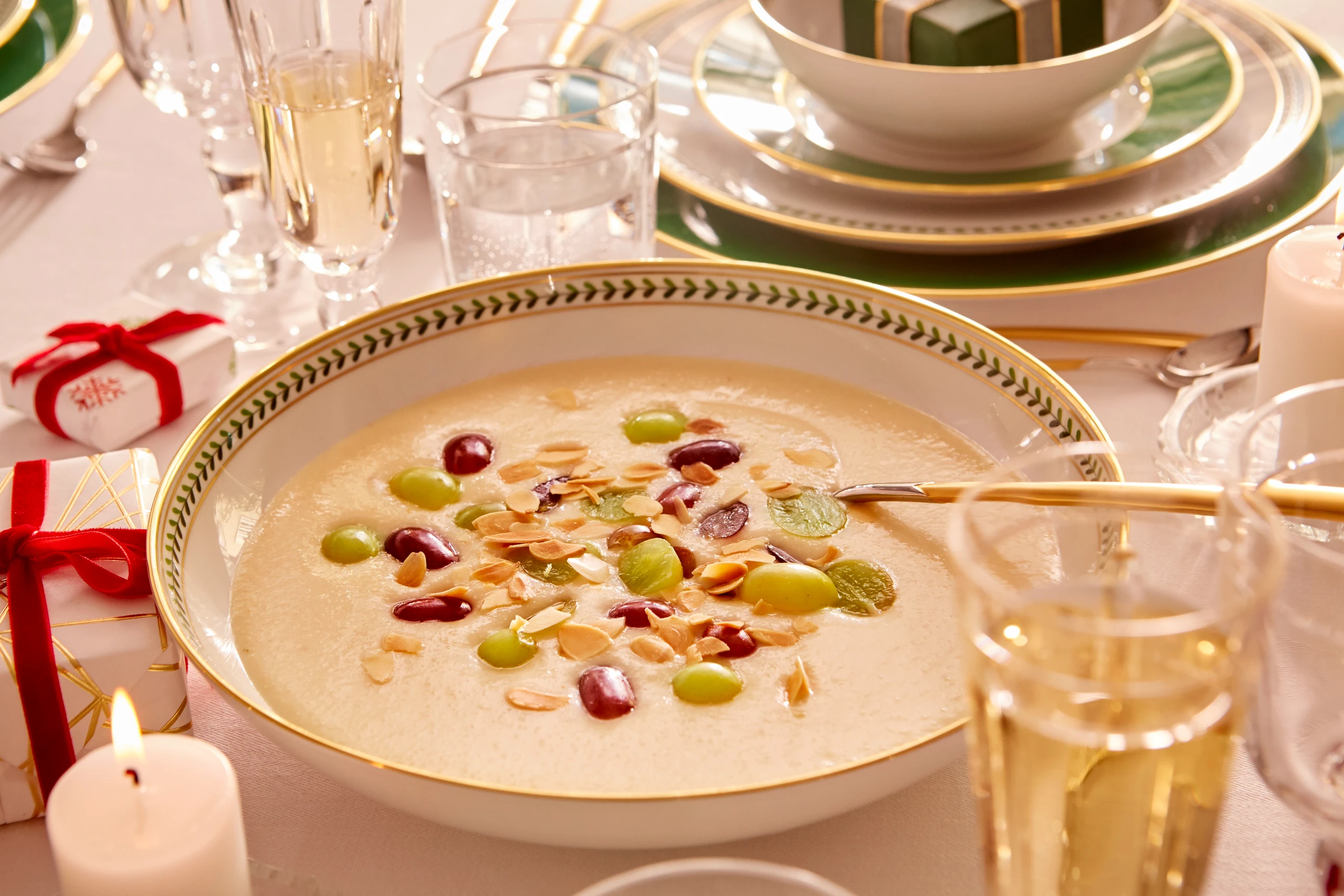 Selleriesuppe mit Mandeln und Trauben