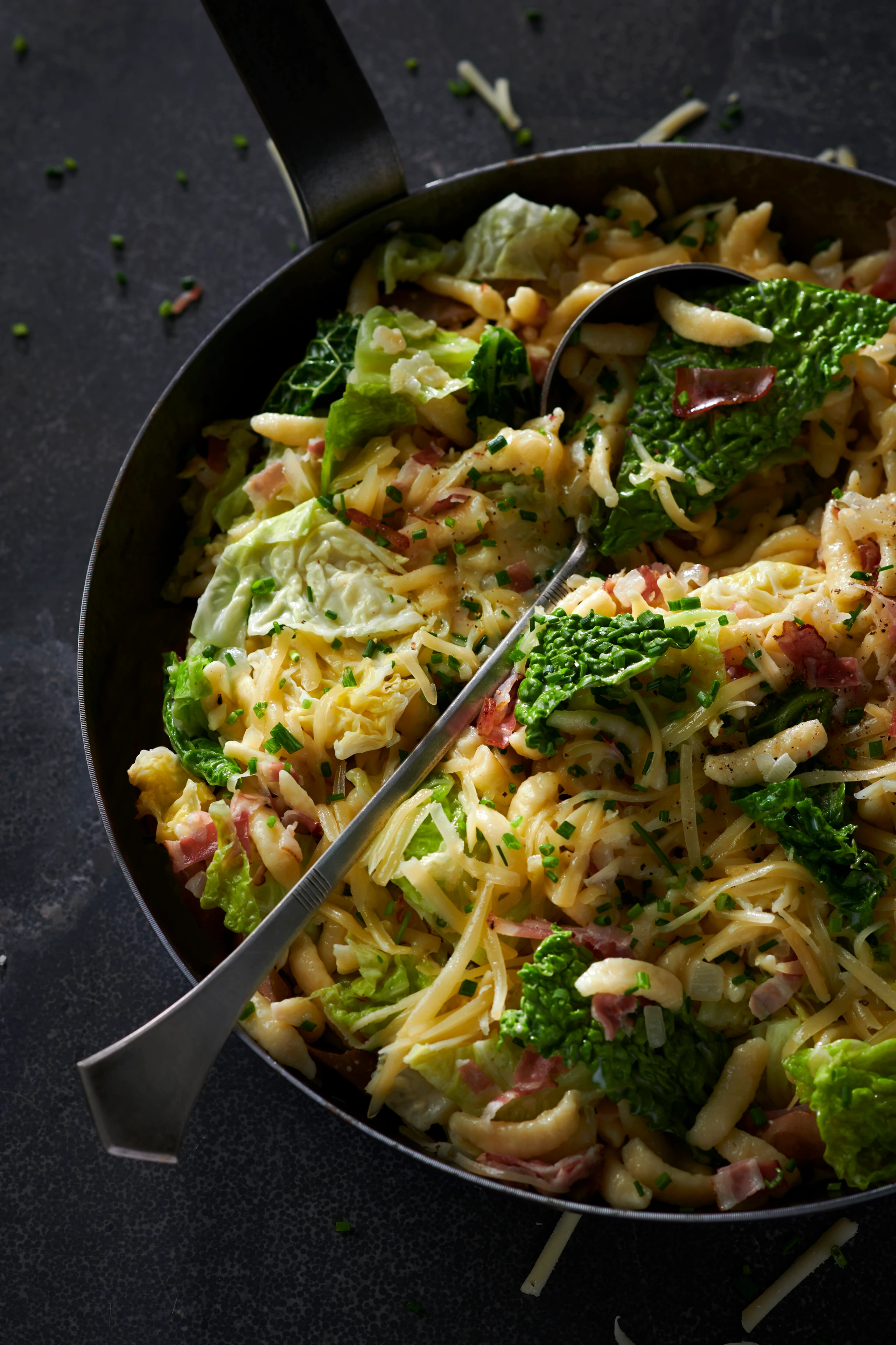 Spätzle mit Speck, Kohl und Bergkäse