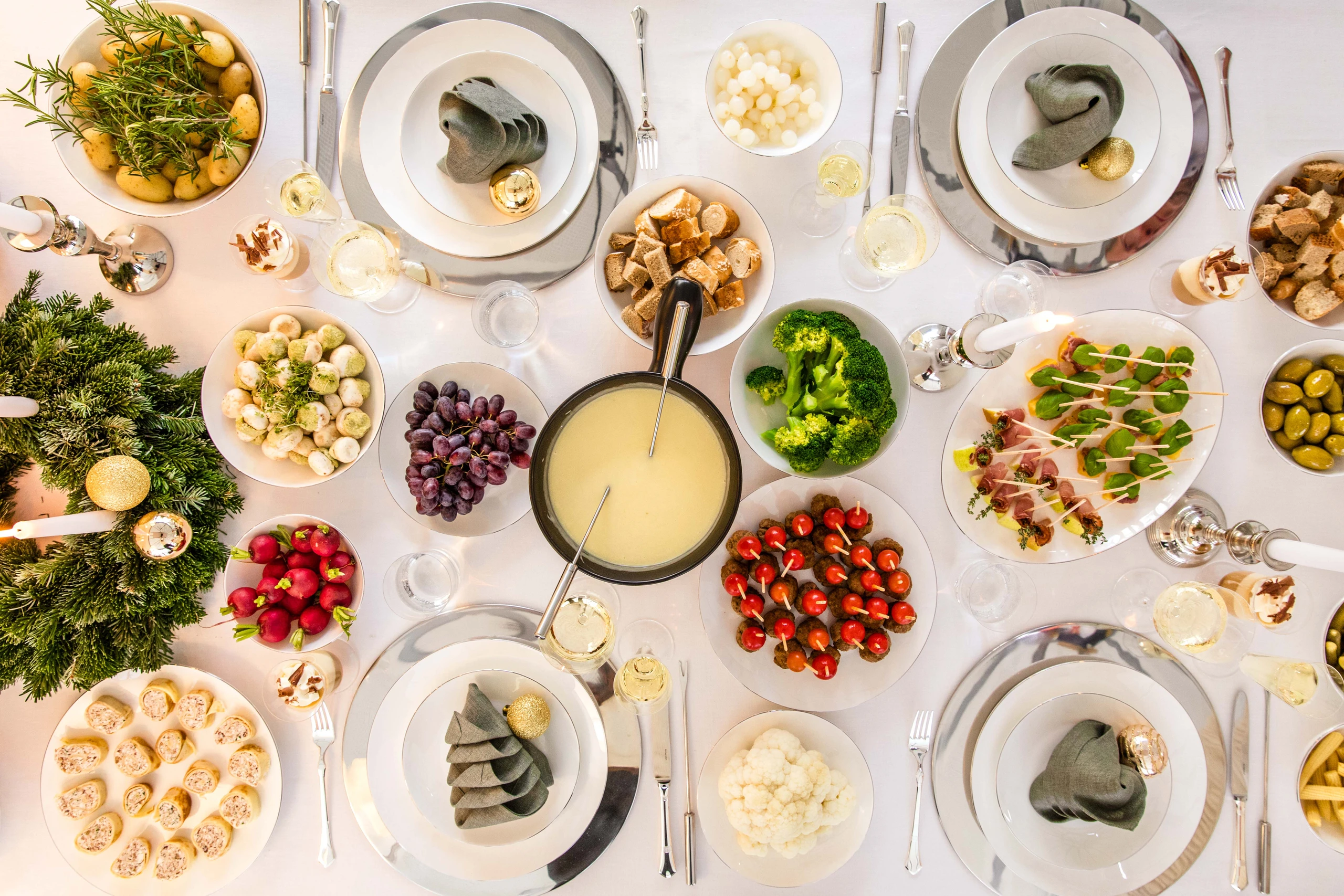 Käsefondue mit allerlei Beilagen