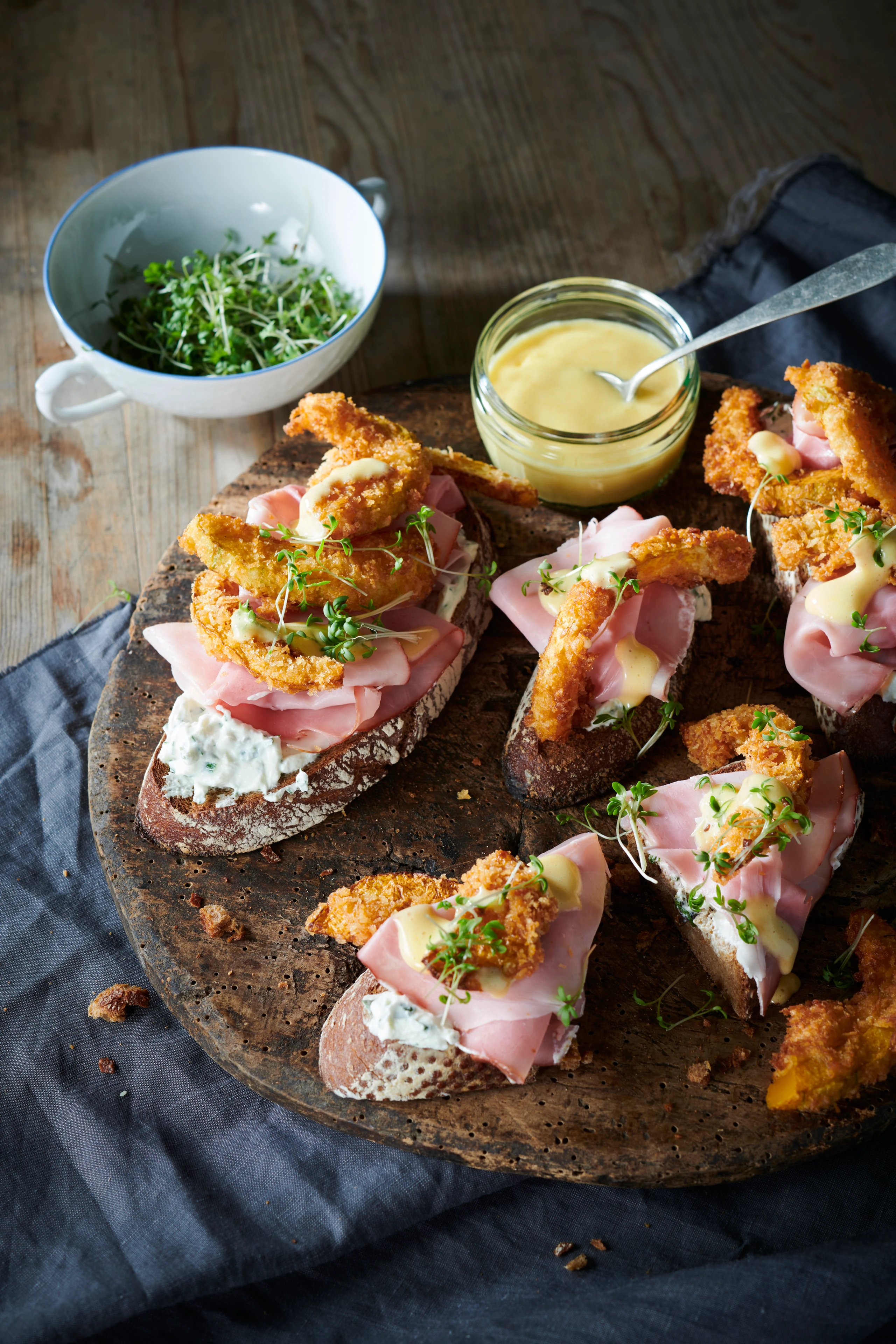 Brote mit Kürbisfritters und Schinken