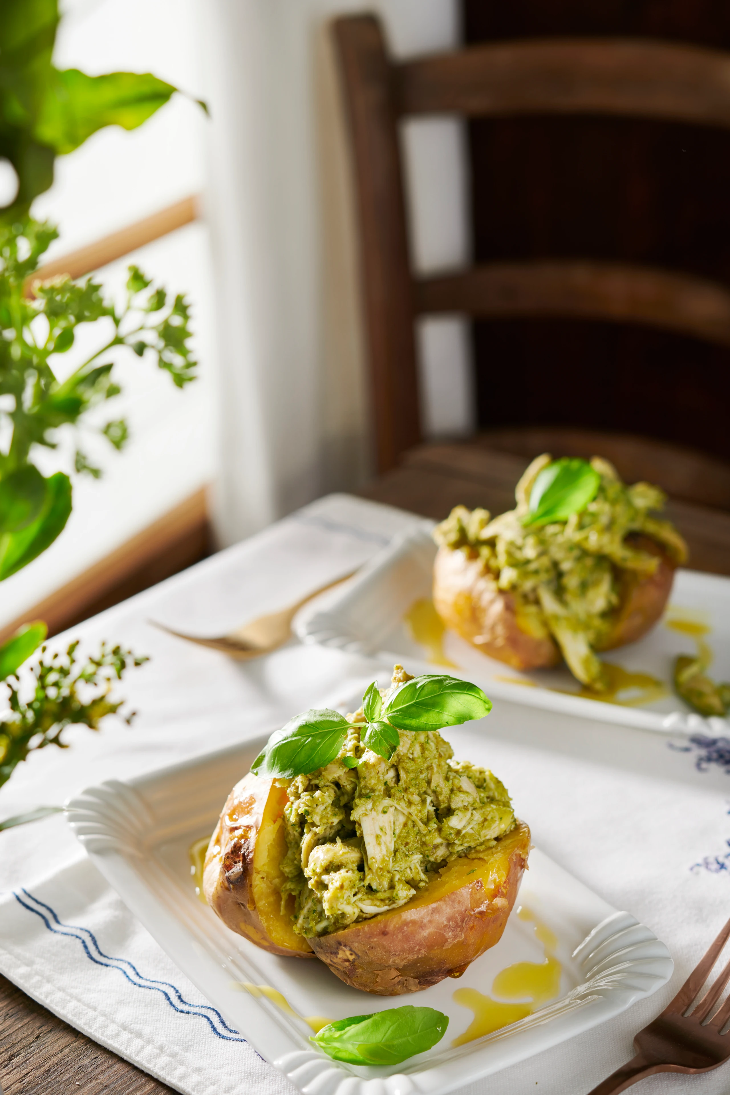 Ofenerdäpfel mit Pulled-Chicken-Pesto
