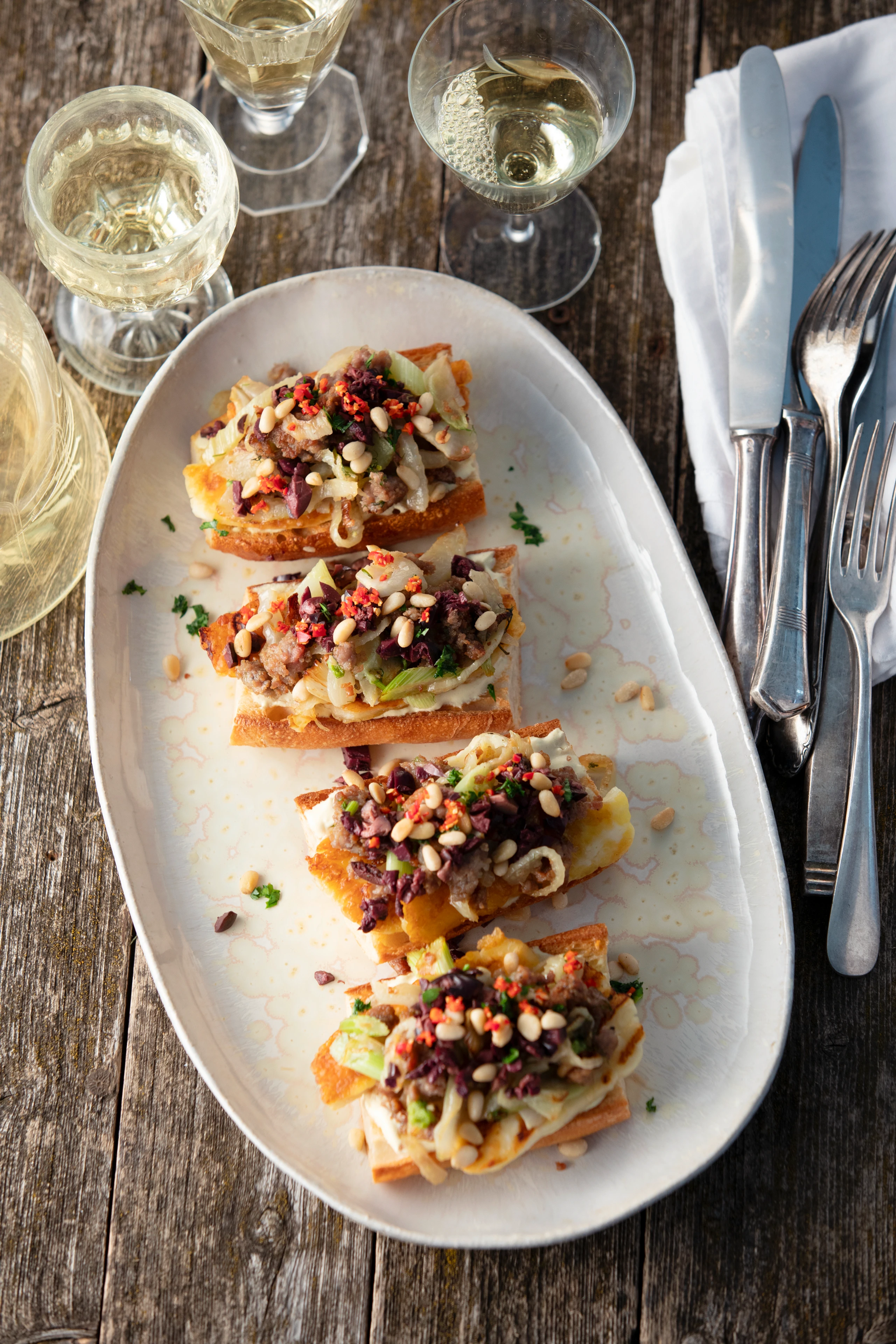 Baguette mit Salsiccia, Fenchel, Pignoli und Oliven