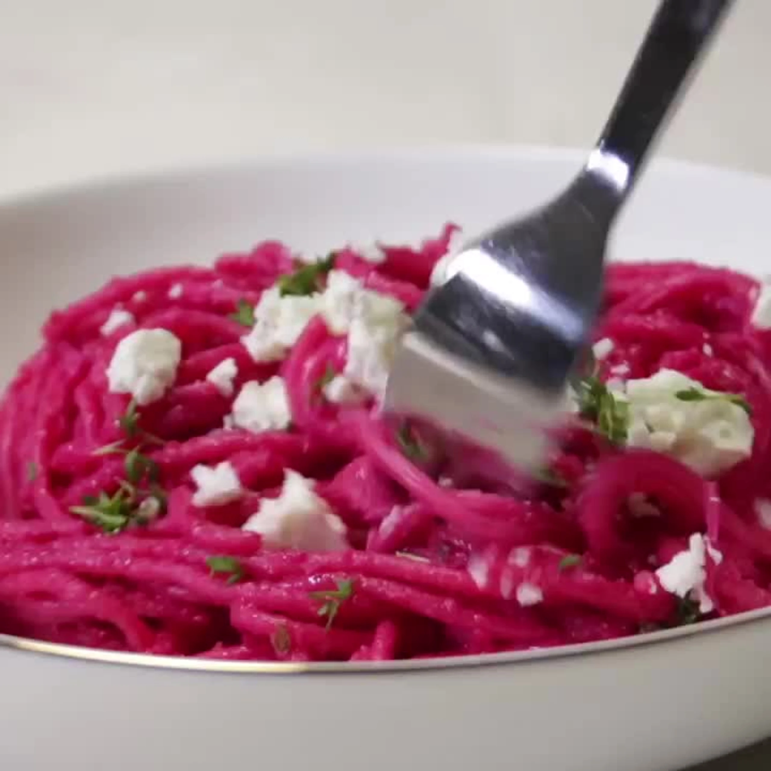 Spaghetti mit Rote-Rüben-Pesto und Feta