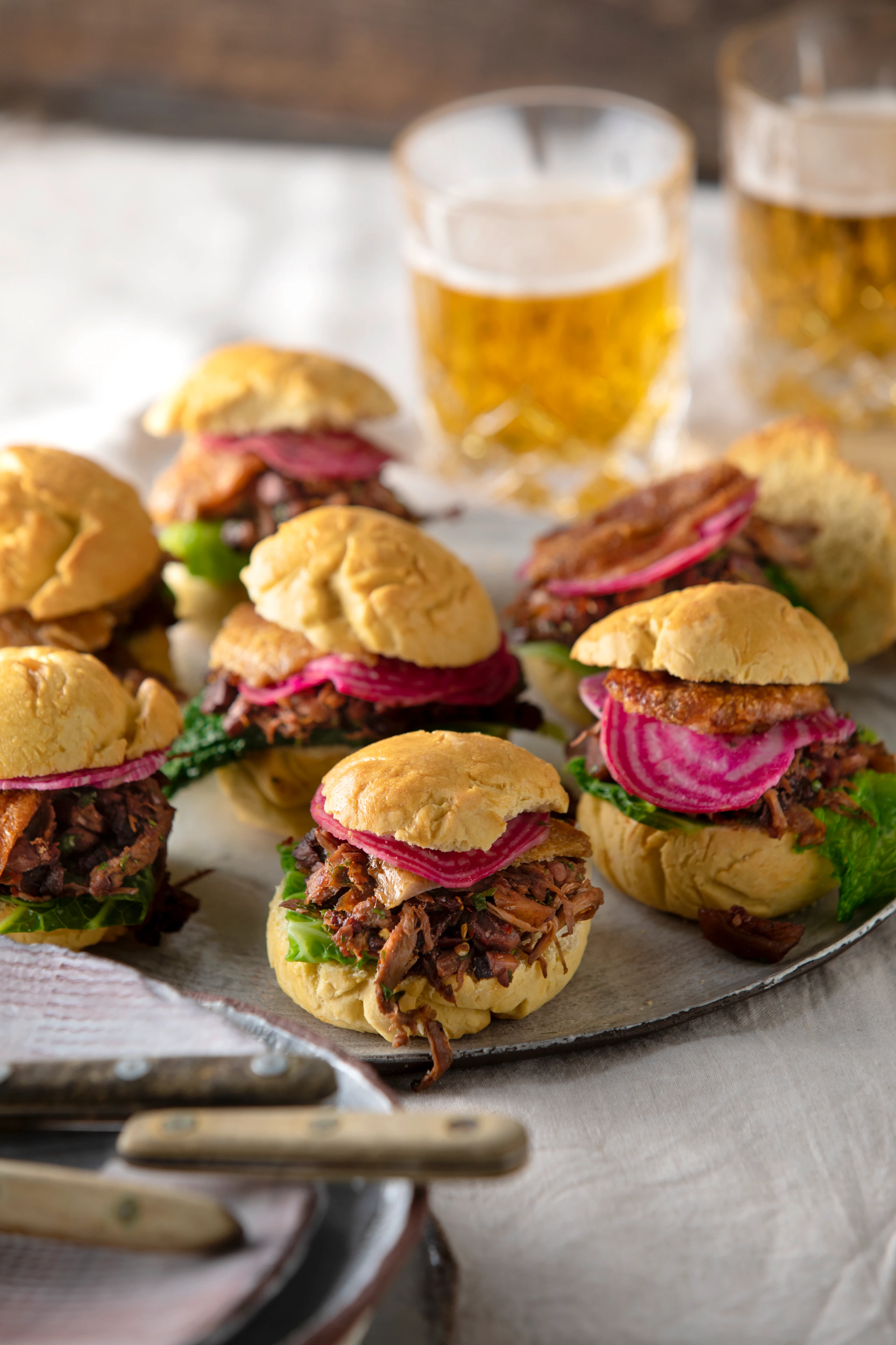 Burger mit Pulled Gans und Chioggia-Rüben