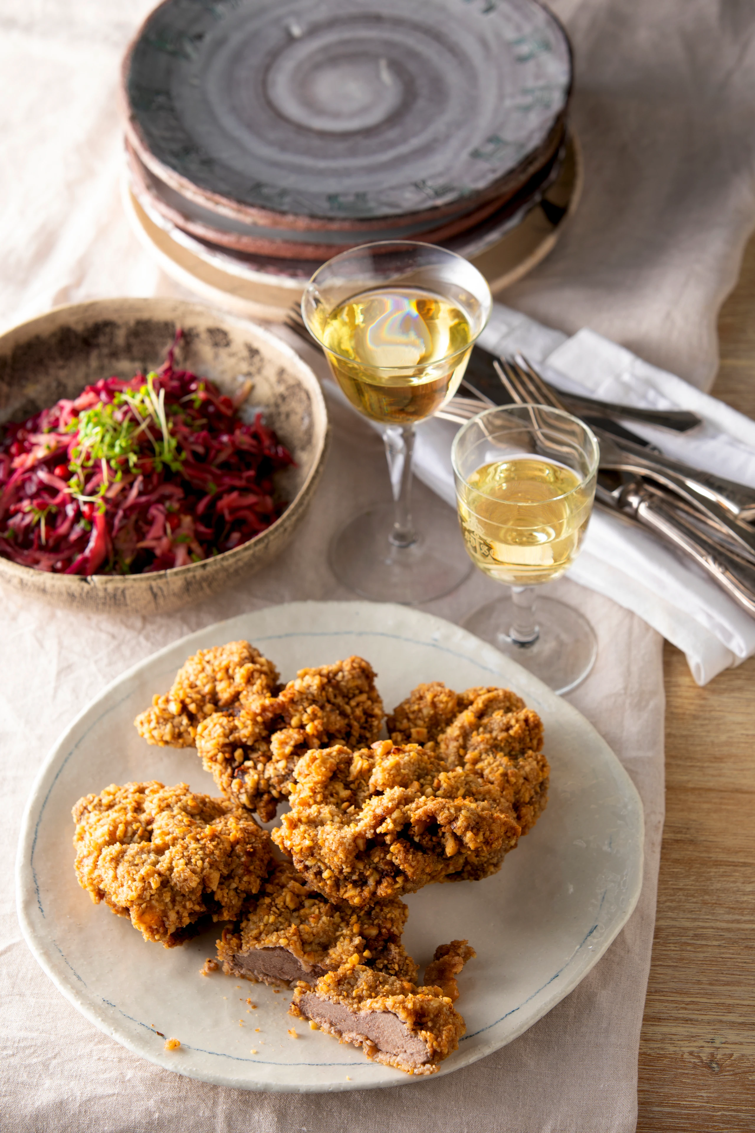 Ganslschnitzel in der Nusskruste mit Rotkrautsalat
