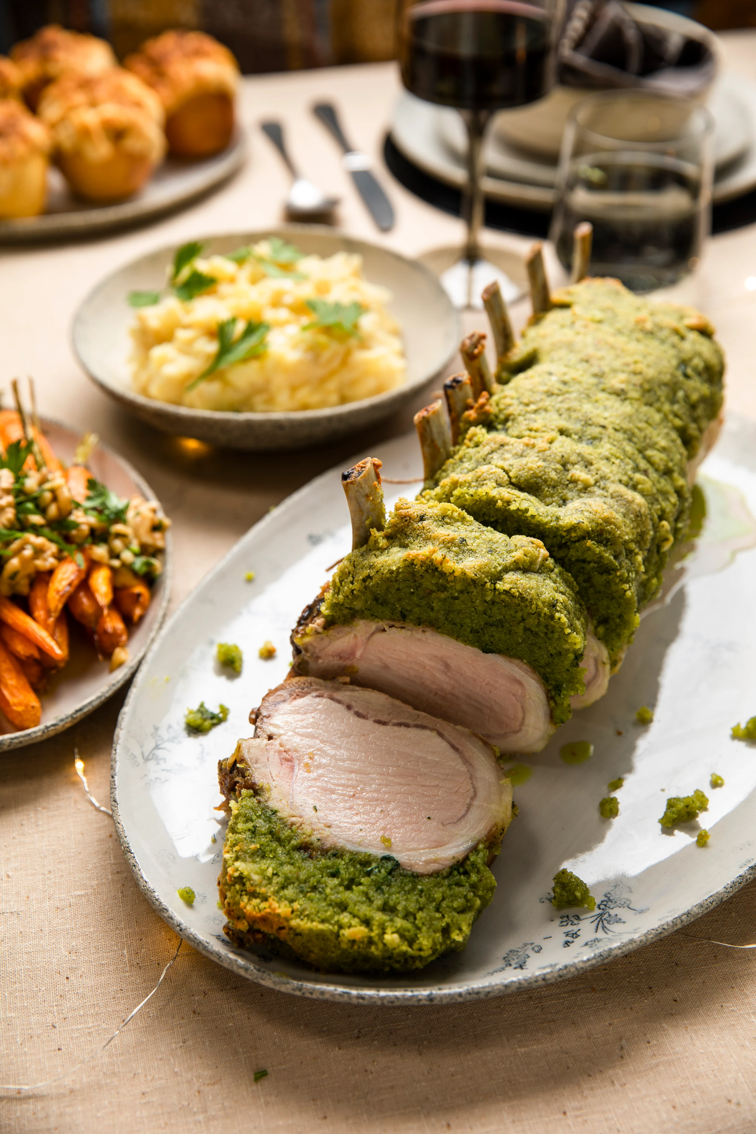 Schweinsrücken mit Petersil-Mandelkruste