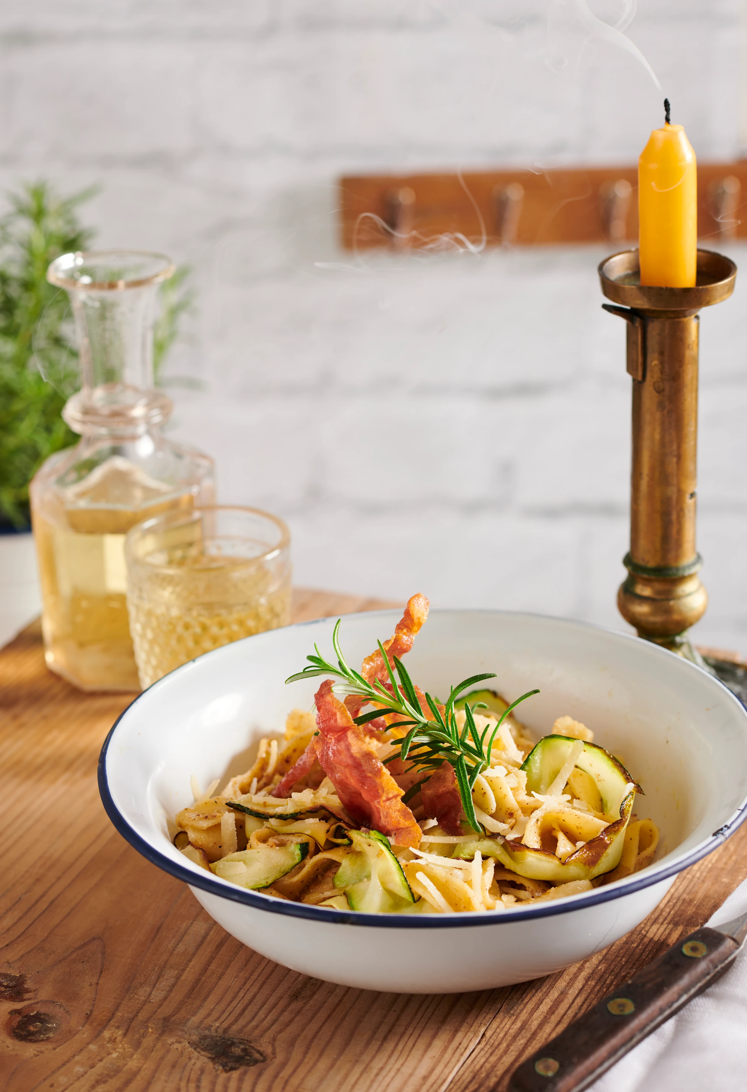 Pappardelle mit Nusspesto, Zucchini und knusprigem Schinken