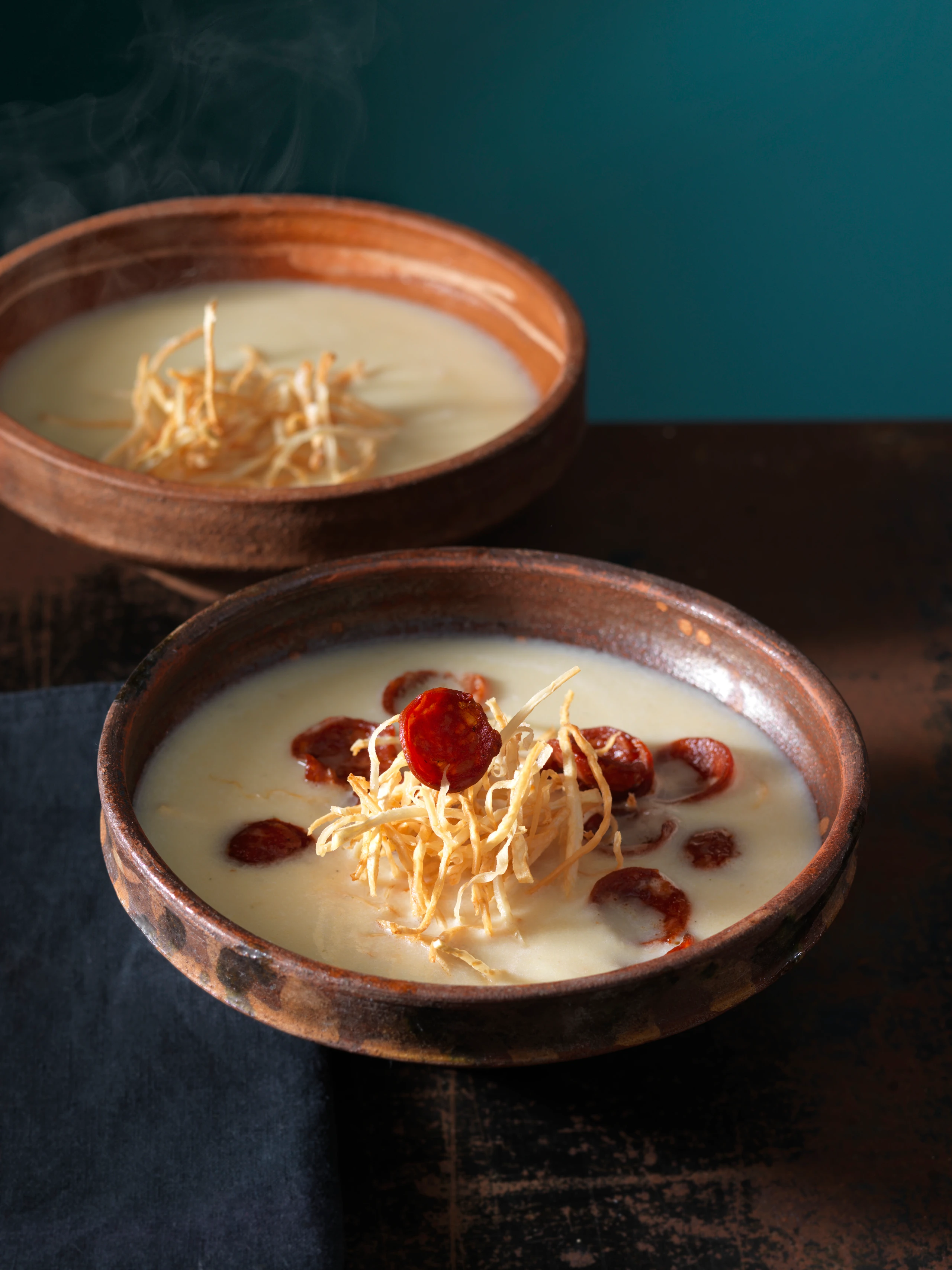 Käsesuppe mit Pastinakenstroh und Chorizochips