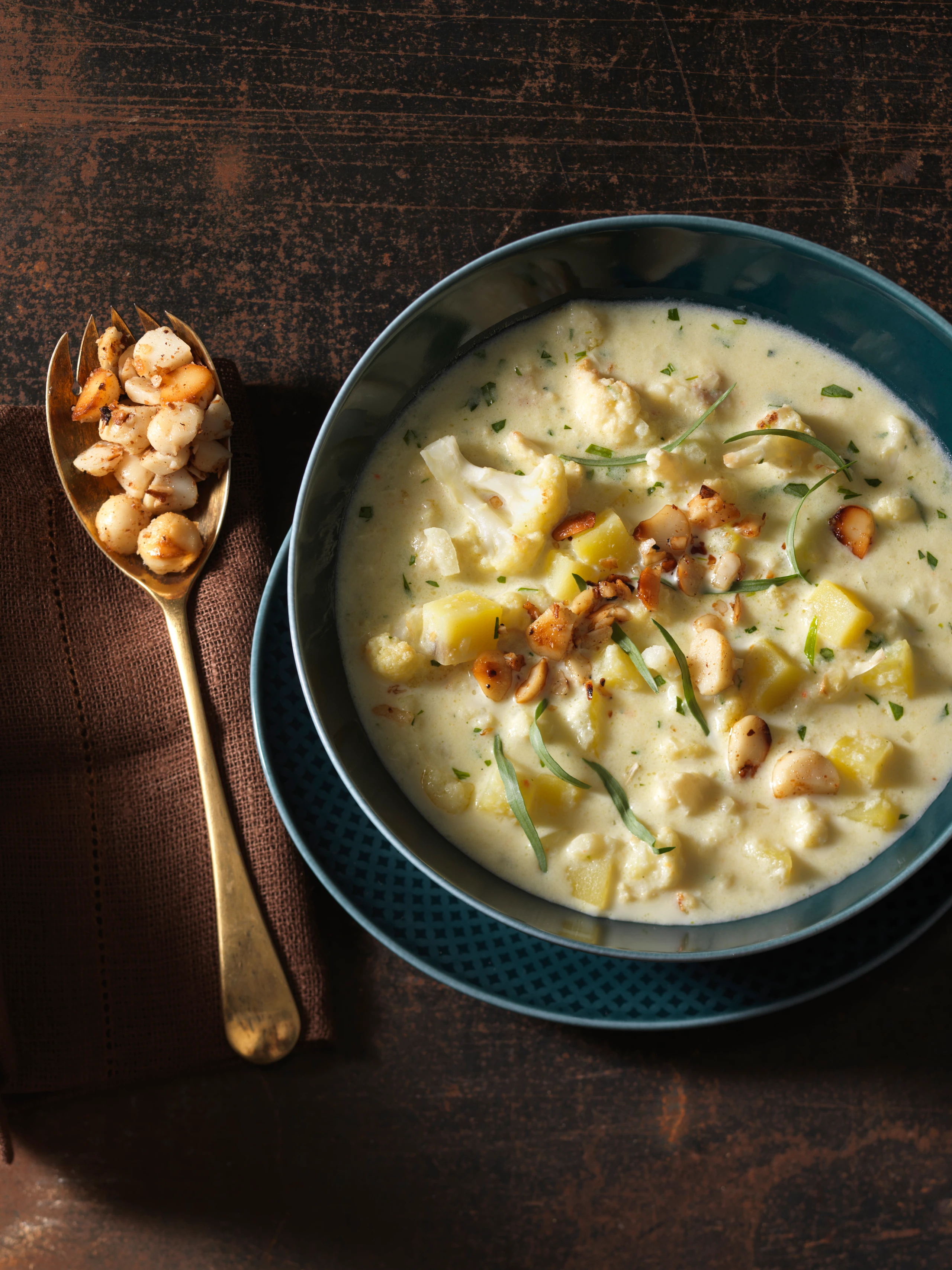 Karfiolsuppe mit Macadamianüssen und Estragon
