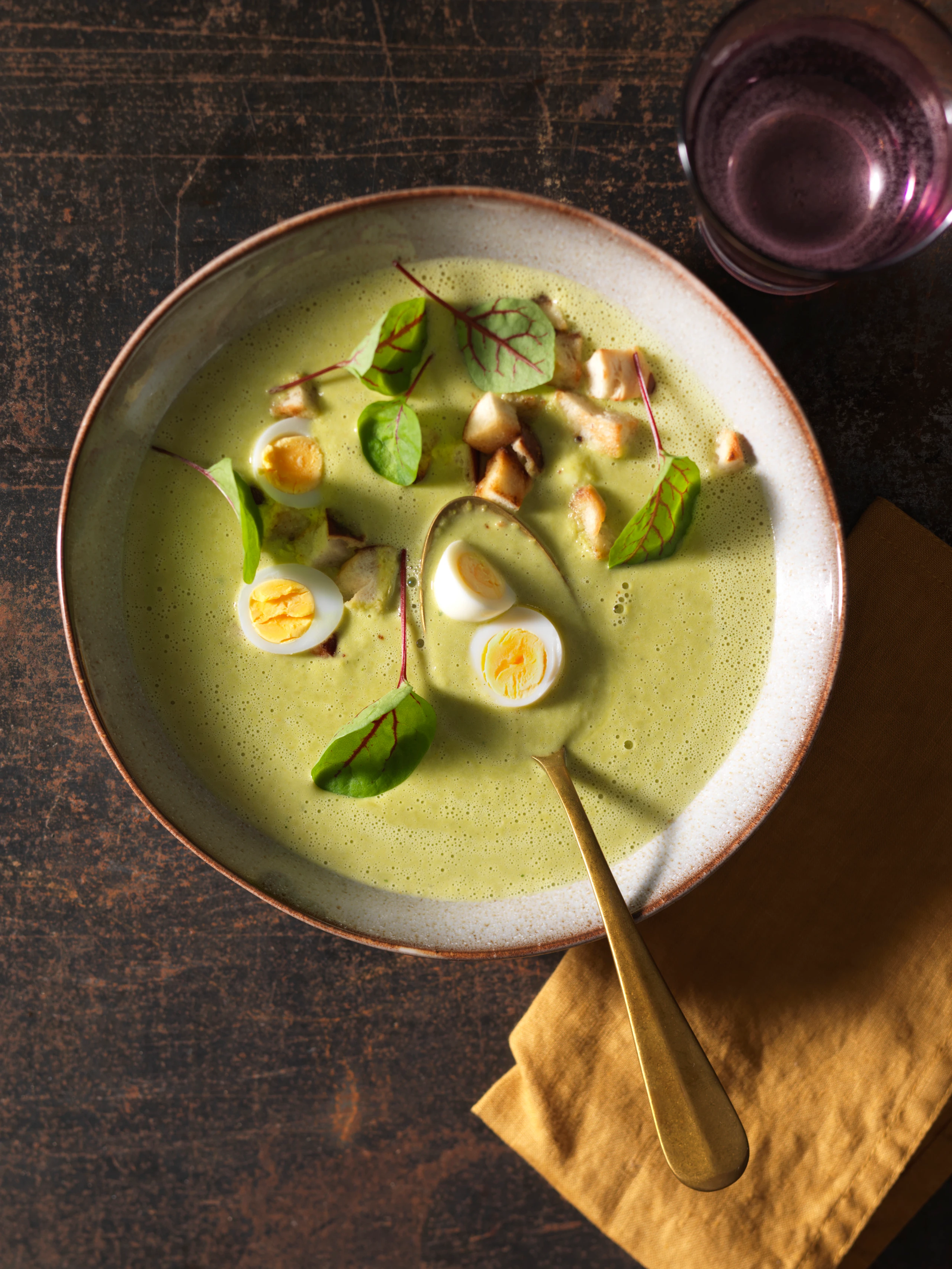 Erbsensuppe mit Wachteleiern und Laugencroûtons