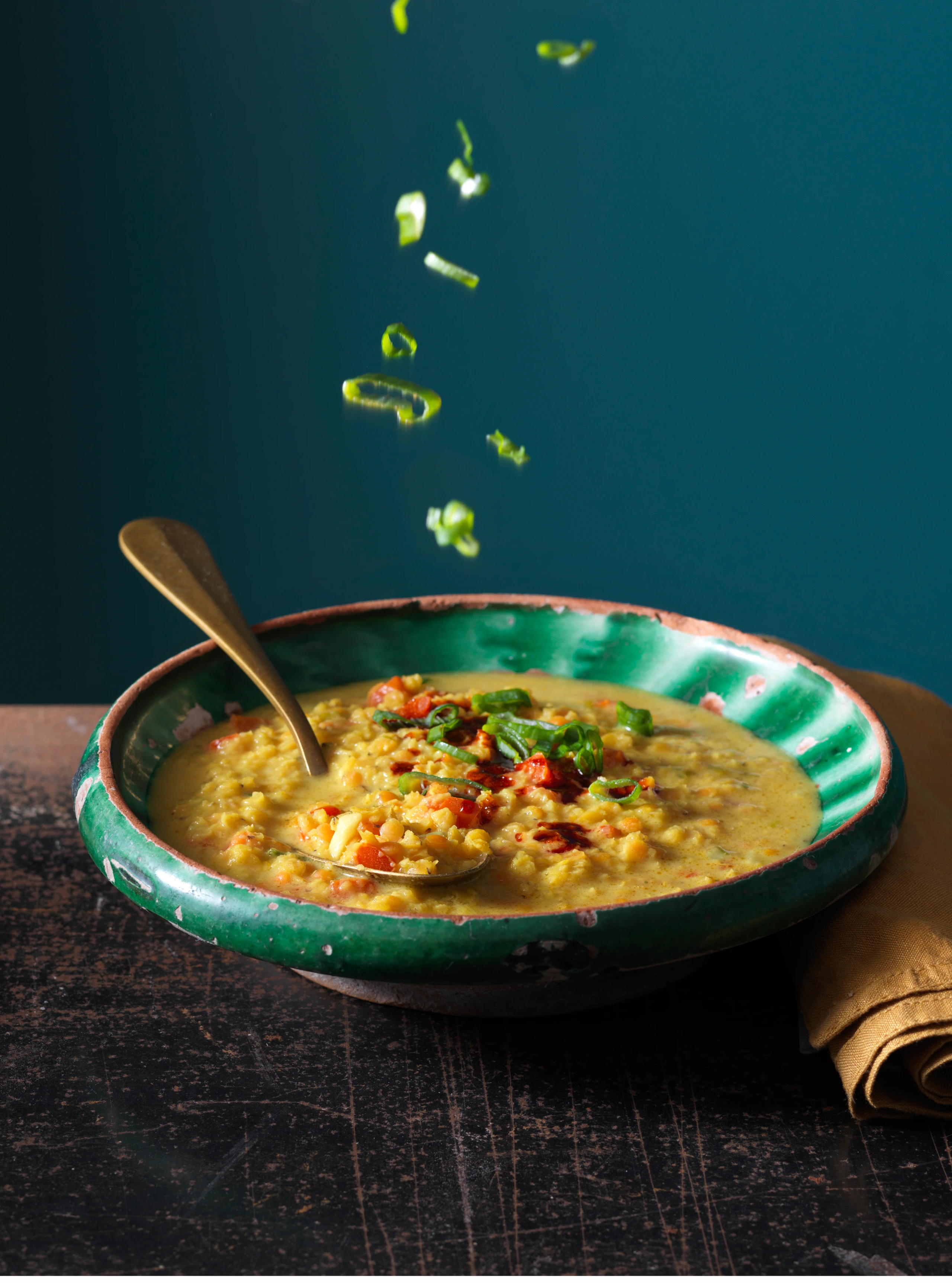 Linsensuppe mit Paprika, Chili, Ingwer und Kokosmilch