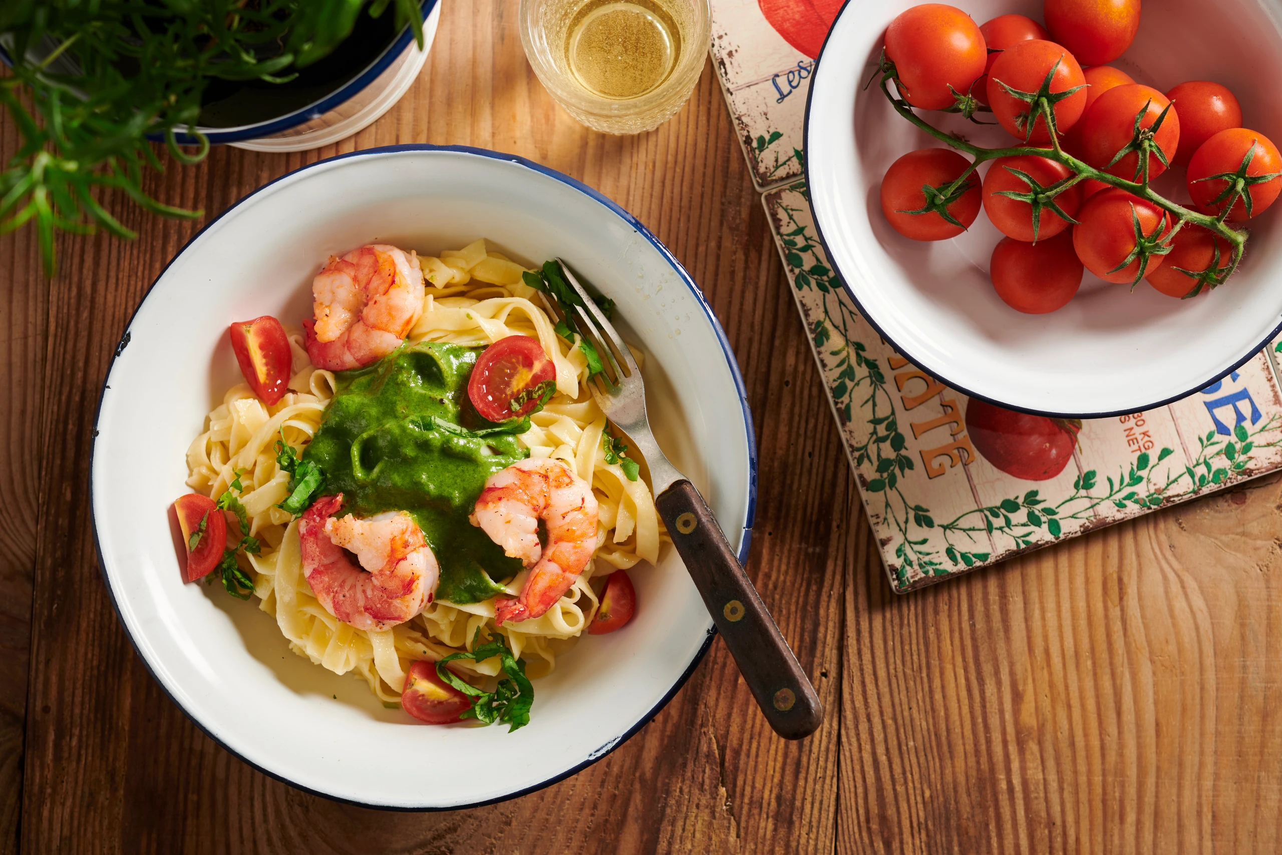 Tagliatelle mit Spinatsauce und Garnelen