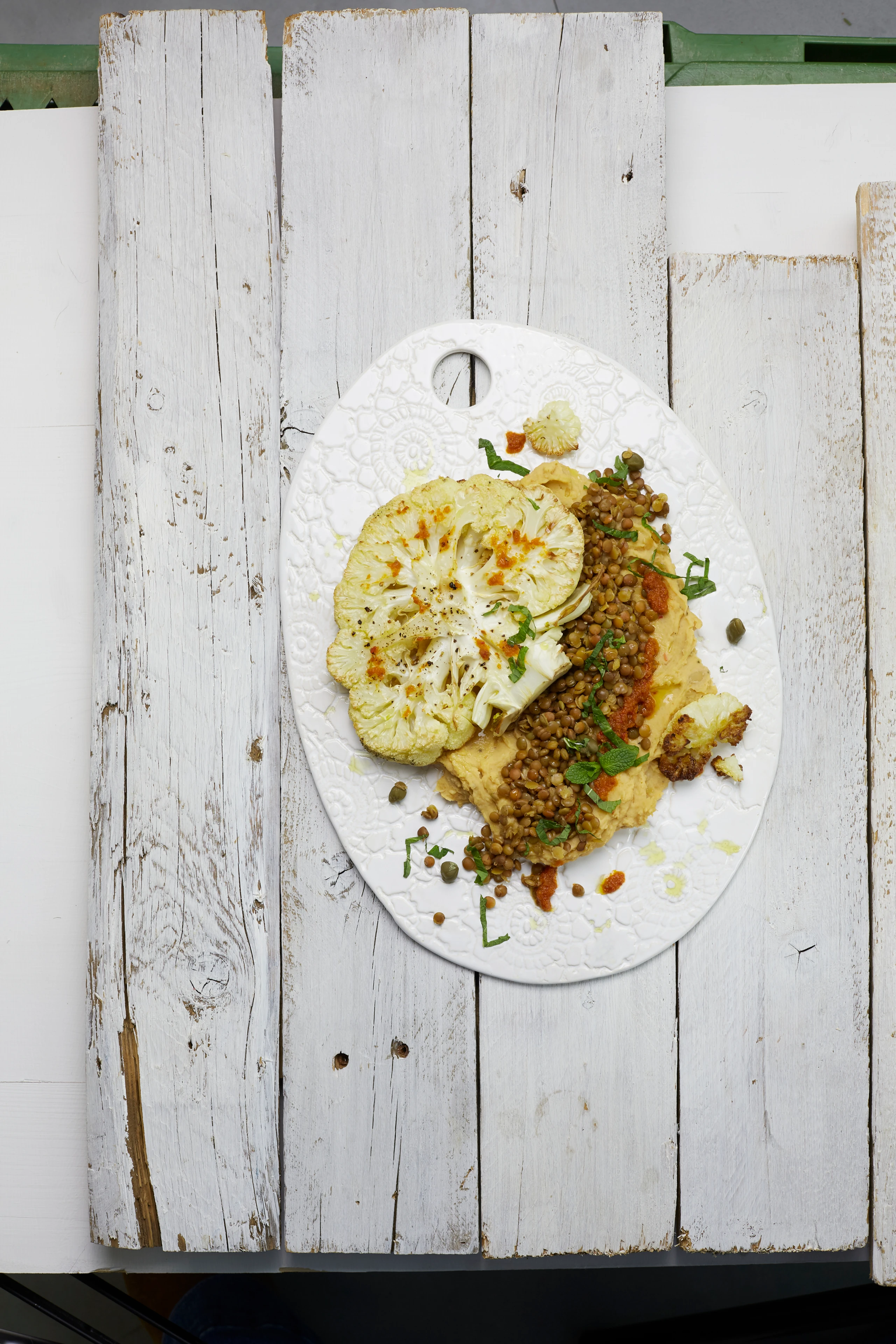 Karfiolsteak mit Harissa-Bohnencreme und Zitronenlinsen
