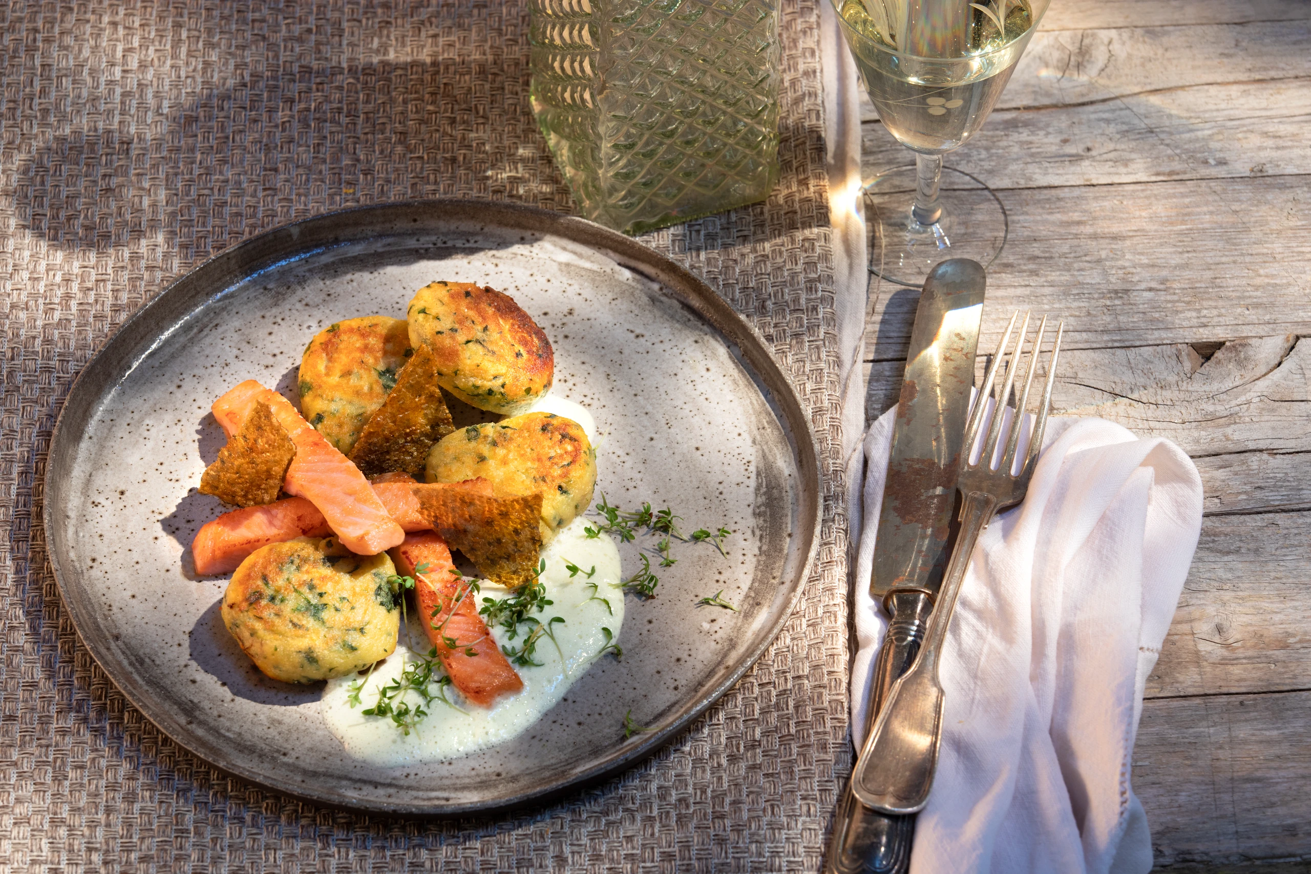 Ricotta-Mangoldlaibchen mit Lachsforelle und Weinsauce