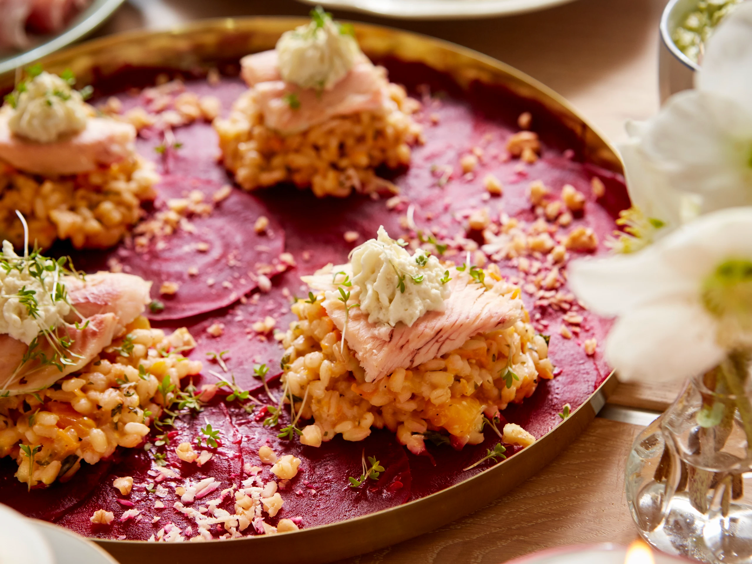 Rollgersten-Risotto mit Räucherforelle und Rote-Rüben-Carpaccio
