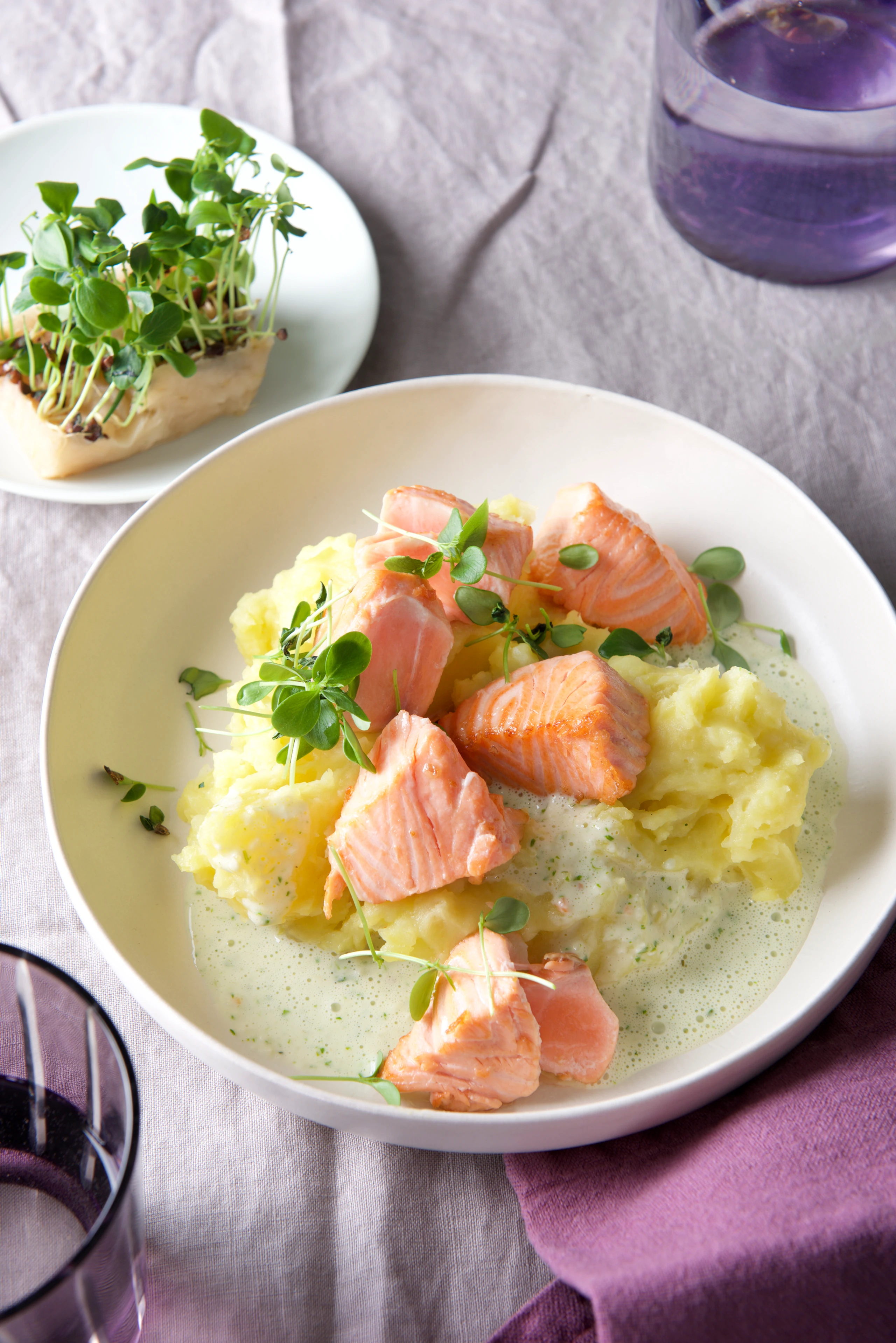Lachswürfel mit Kressesauce und Stampferdäpfeln